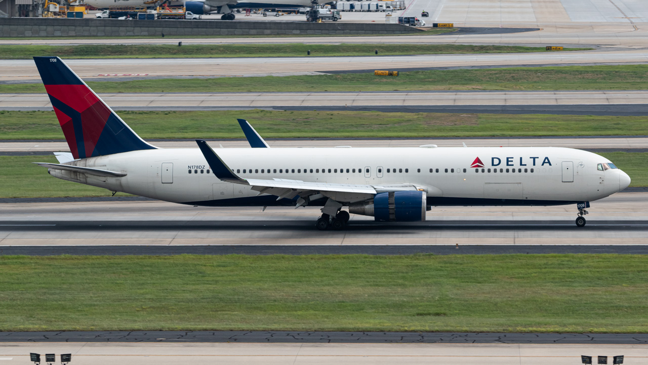 Full size: Delta Airlines Boeing 767-300 N178DZ at Hartsfield-Jackson Atlanta International Airport
