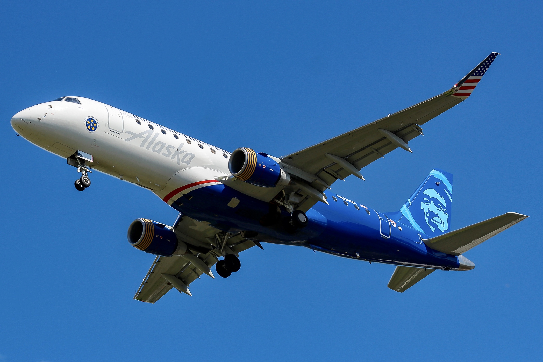 Full size: Horizon Air Embraer E175 N651QX at Seattle-Tacoma International Airport
