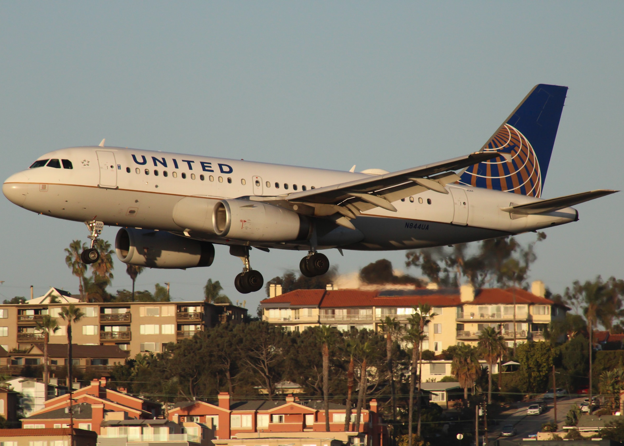 Full size: United Airlines Airbus A319 N844UA at San Diego International Airport