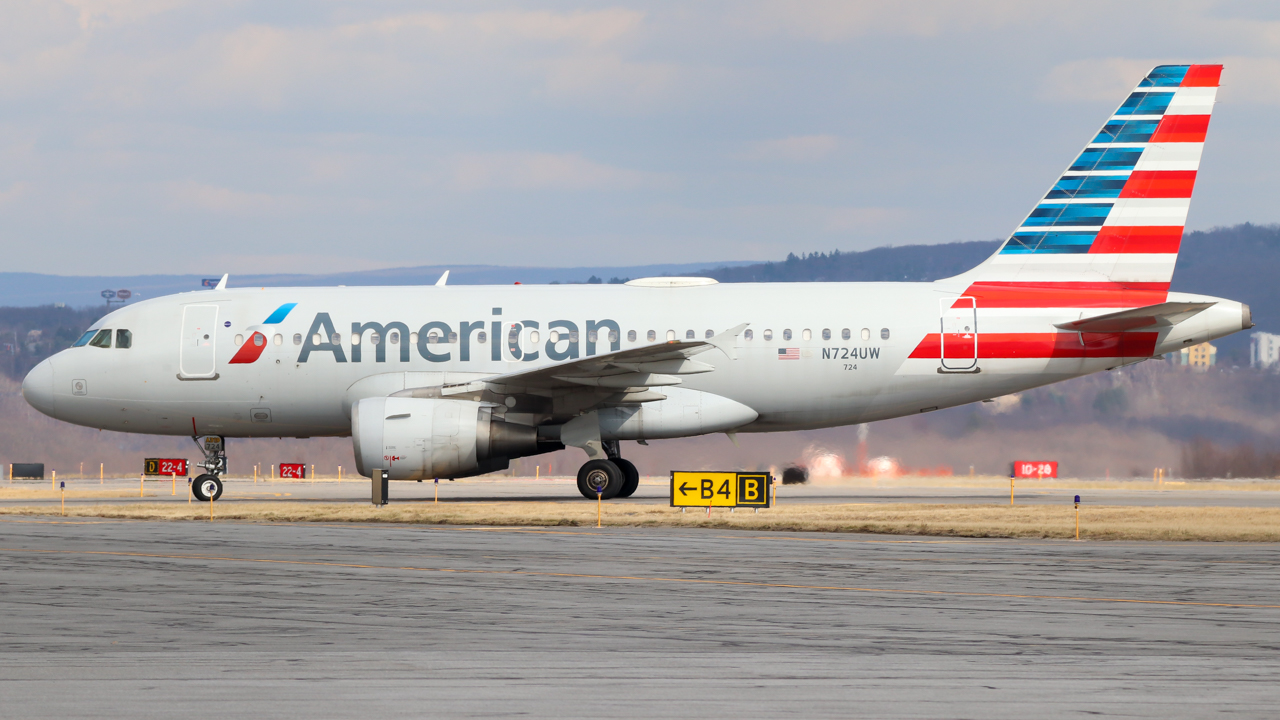 Full size: American Airlines Airbus A319 N724UW at Avoca Wilkes-Barre/Scranton International Airport