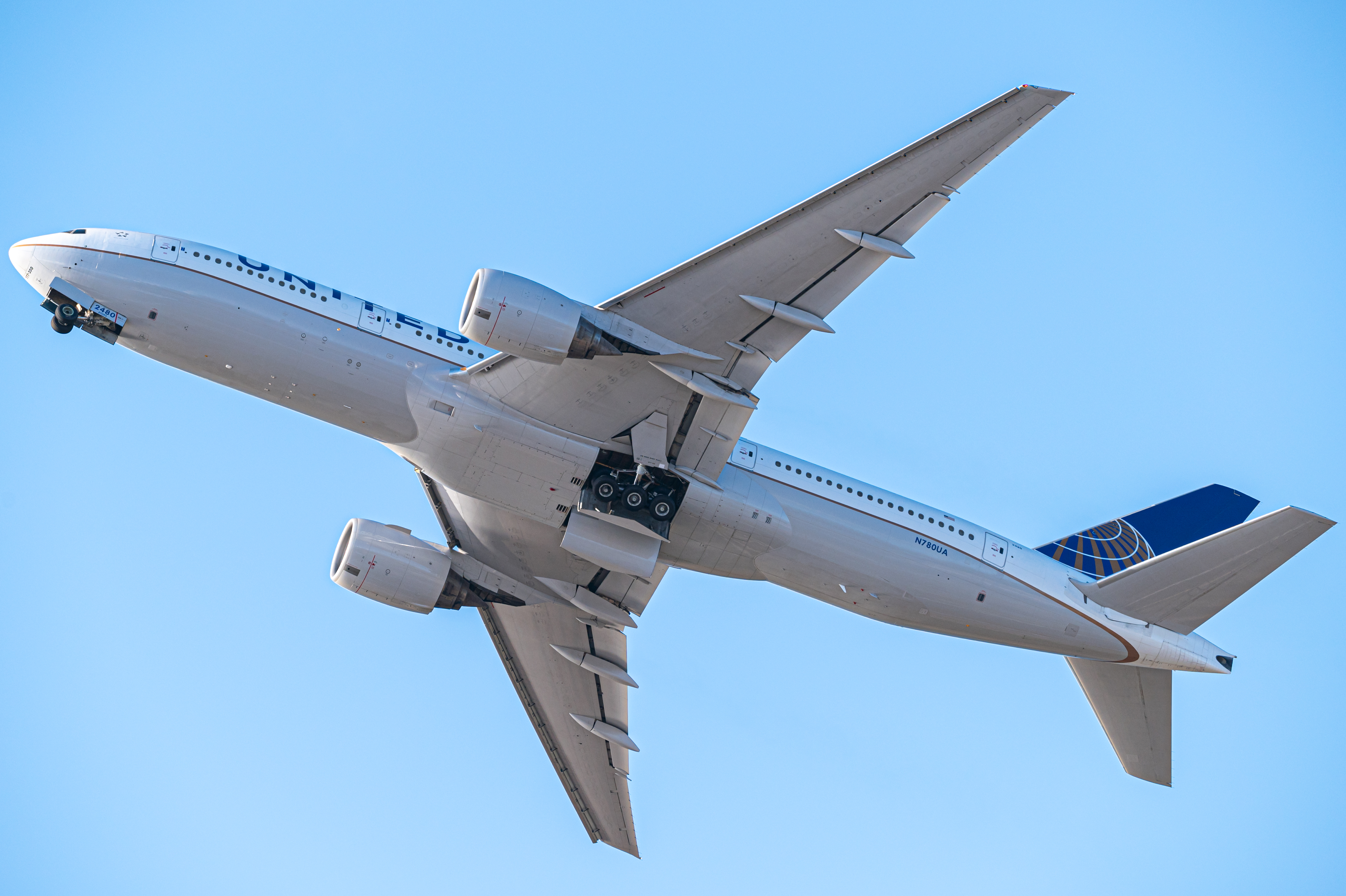 Full size: United Airlines Boeing 777-200 N780UA at Daniel K Inouye International Airport