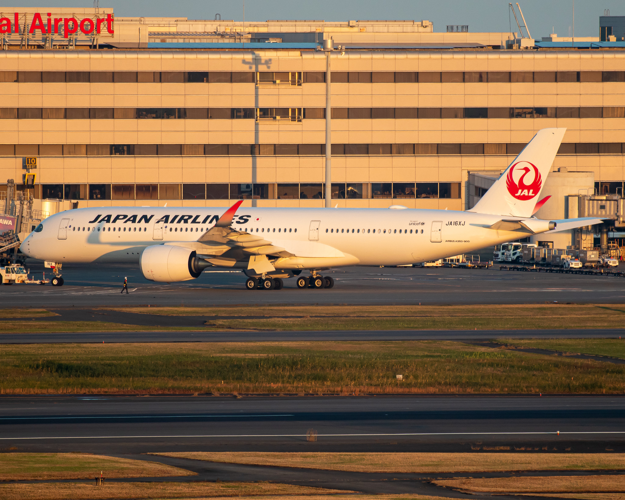 Full size: Japan Airlines Airbus A350-900 JA16XJ at Tokyo-Haneda Airport