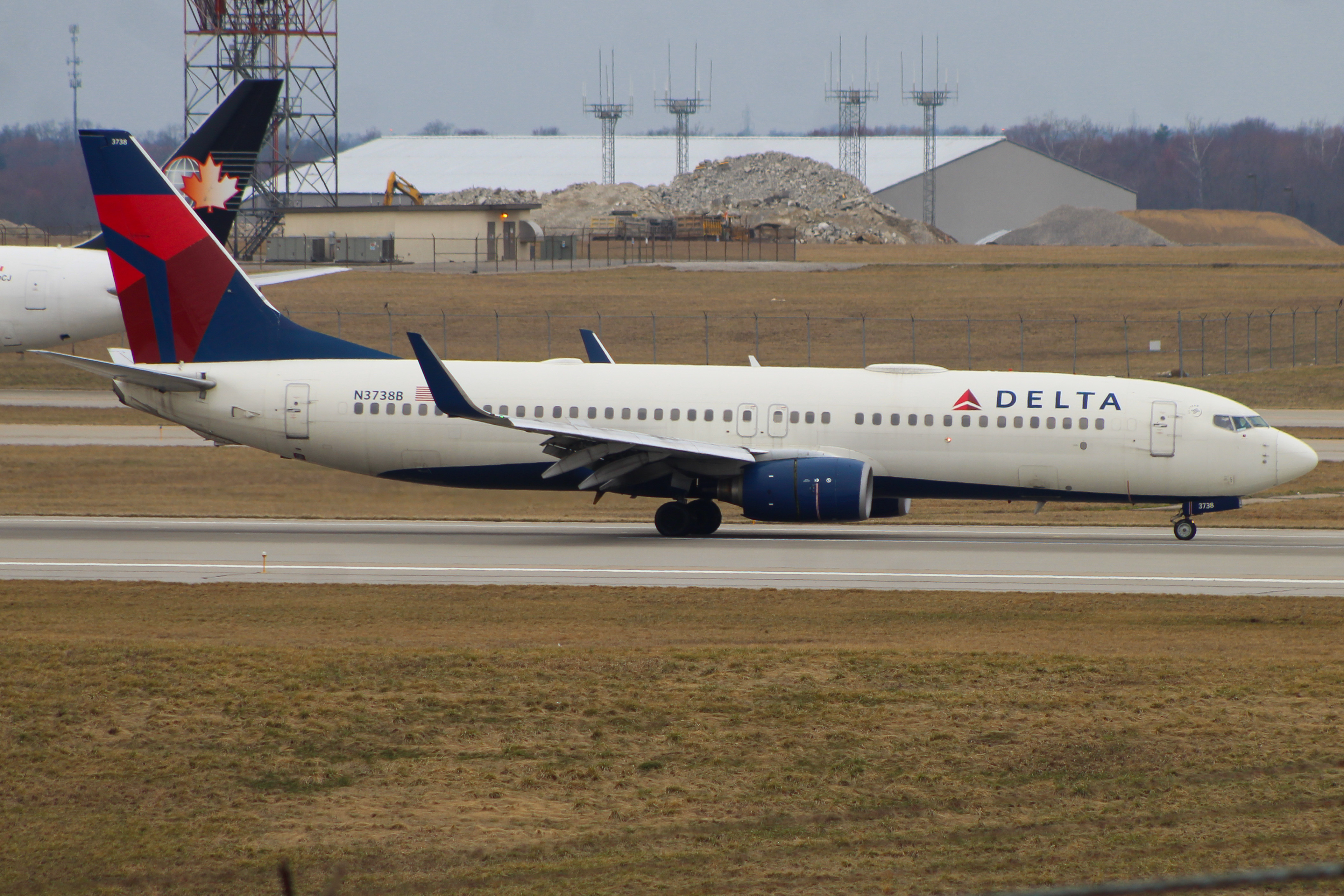 Full size: Delta Airlines Boeing 737-800 N3738B at Cincinnati/Northern Kentucky International Airport