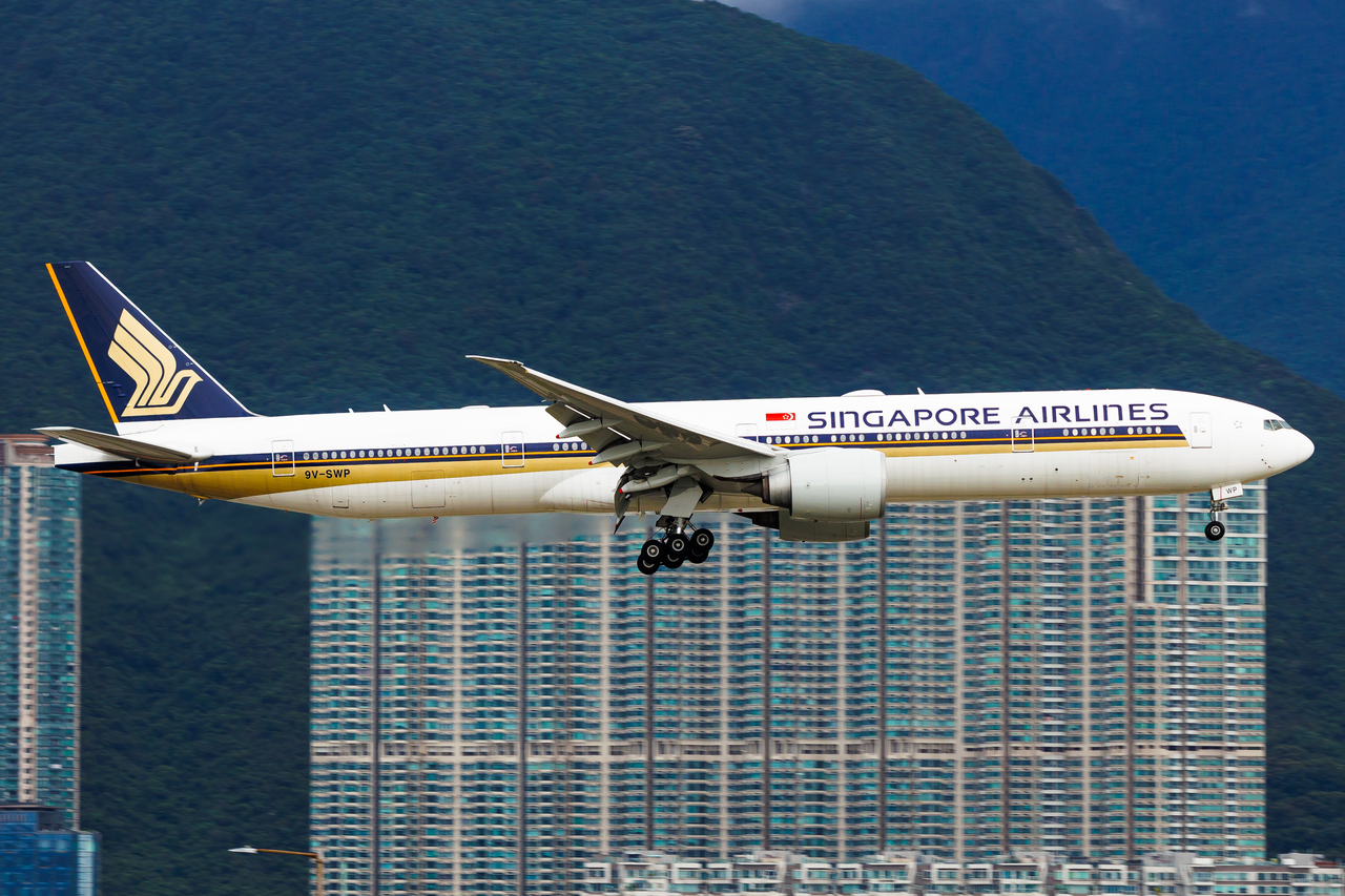 Full size: Singapore Airlines Boeing 777-300ER 9V-SWP at Hong Kong International Airport