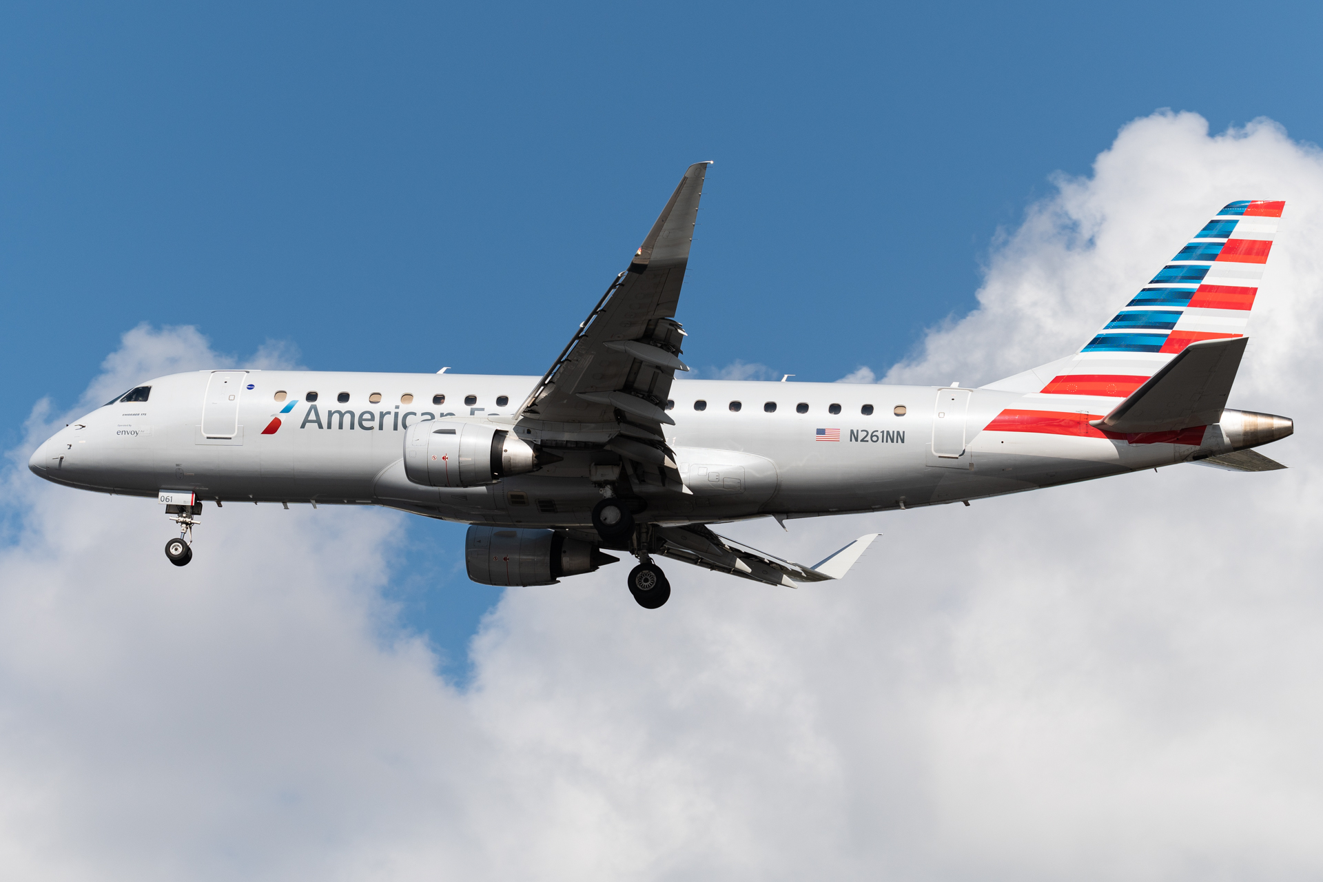 Full size: American Eagle Embraer E175 N261NN at Miami International Airport