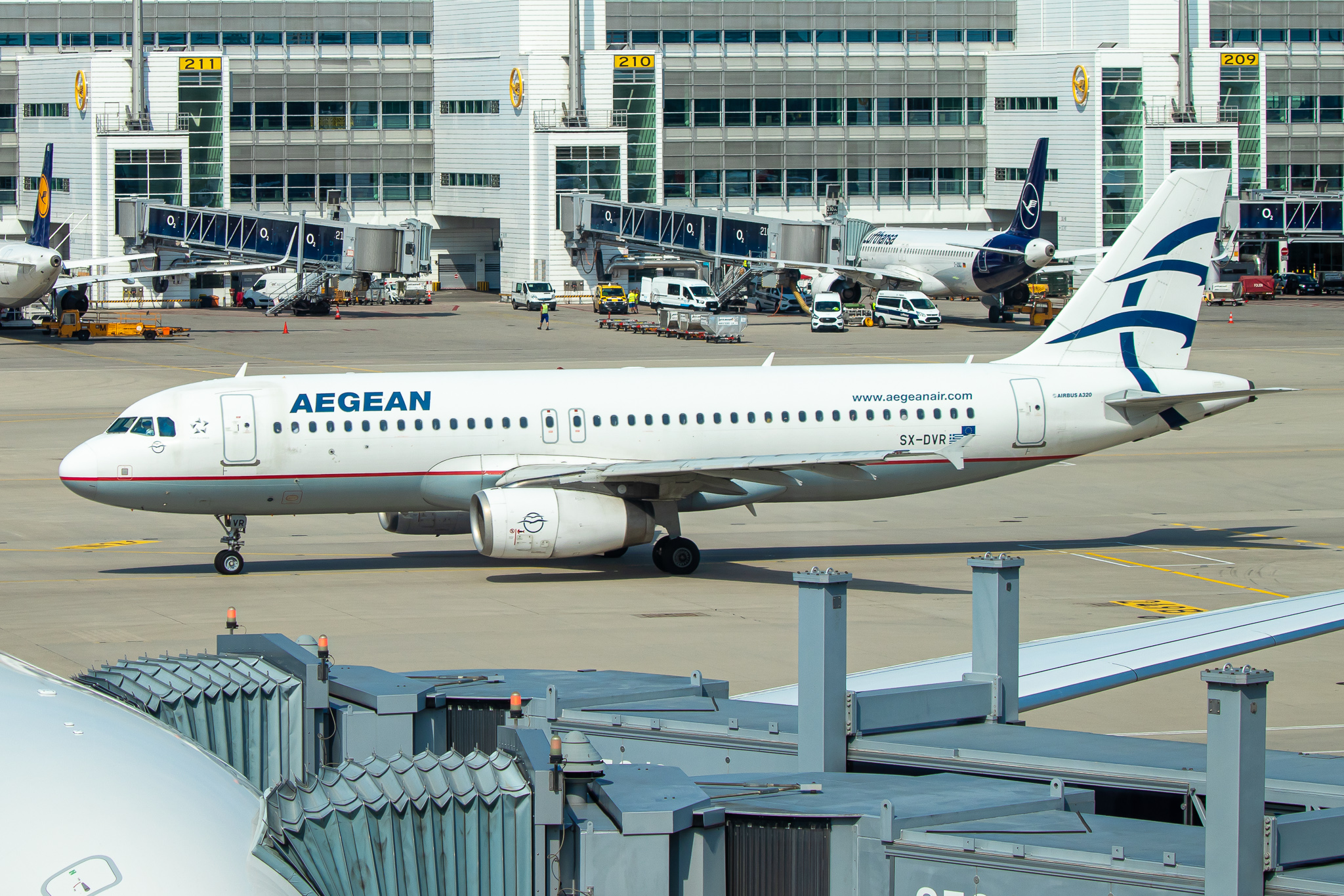 Full size: Aegean Airlines Airbus A320 SX-DVR at Munich International Airport