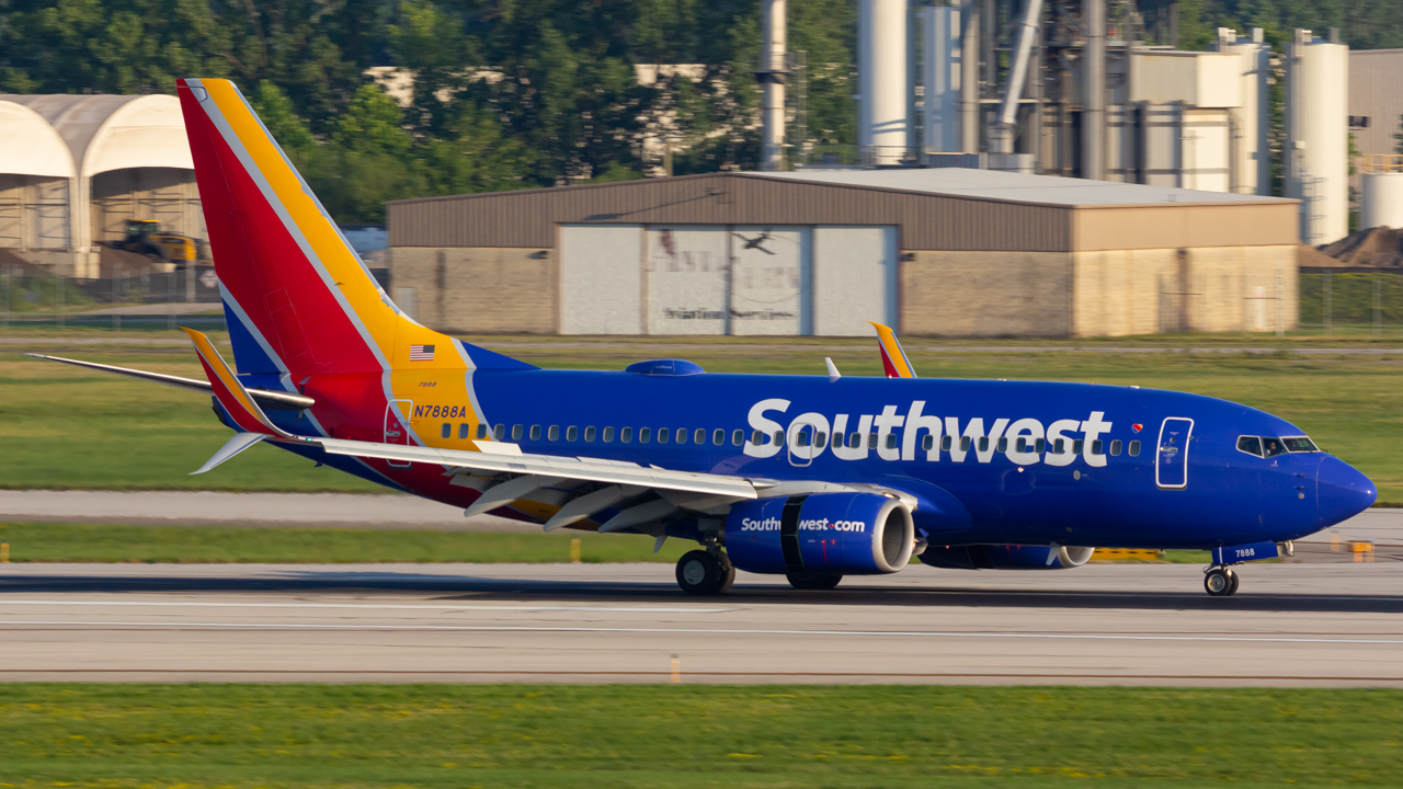 Full size: Southwest Airlines Boeing 737-700 N7888A at John Glenn Columbus International Airport