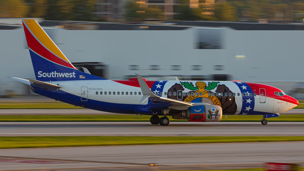 Full size: Southwest Airlines Boeing 737-700 N280WN at John Glenn Columbus International Airport