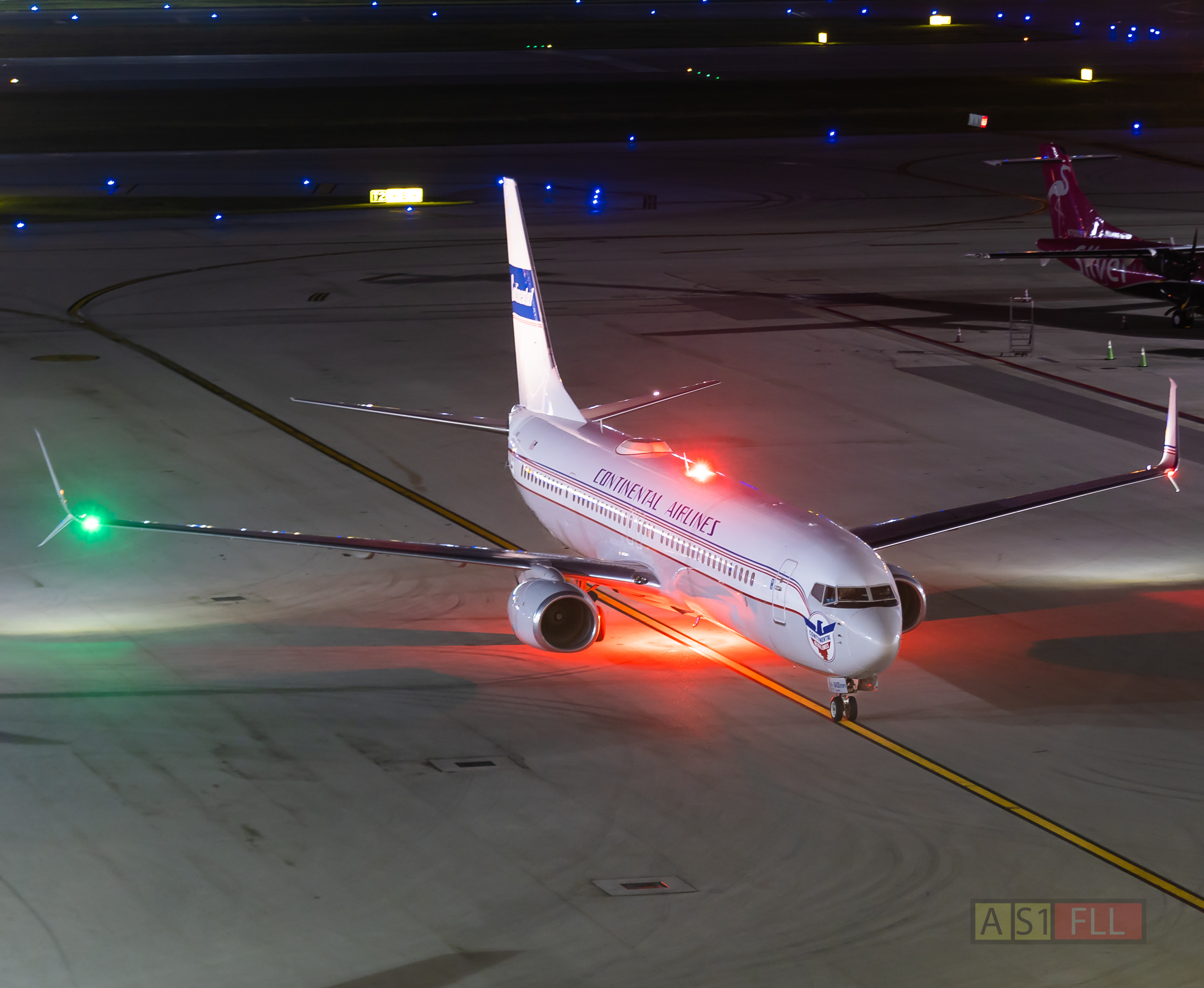 Full size: United Airlines Boeing 737-900ER N75436 at Fort Lauderdale/Hollywood International Airport