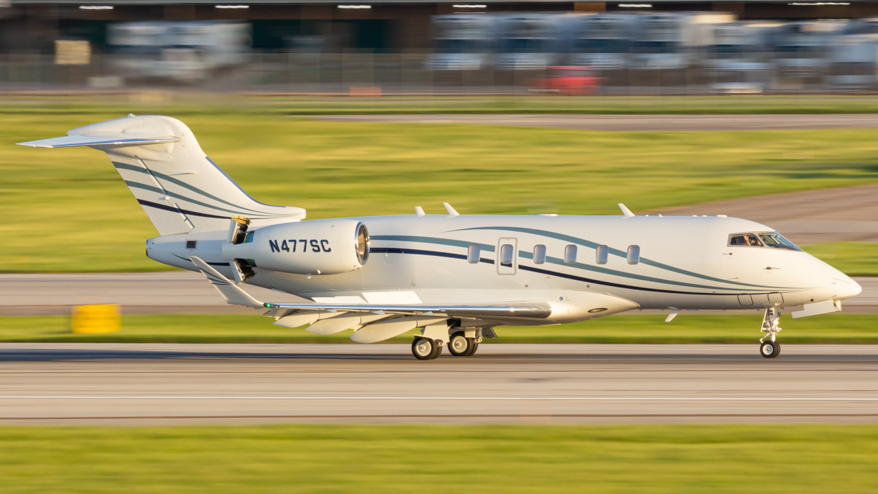 Full size: PRIVATE Bombardier Challenger 350 N477SC at John Glenn Columbus International Airport