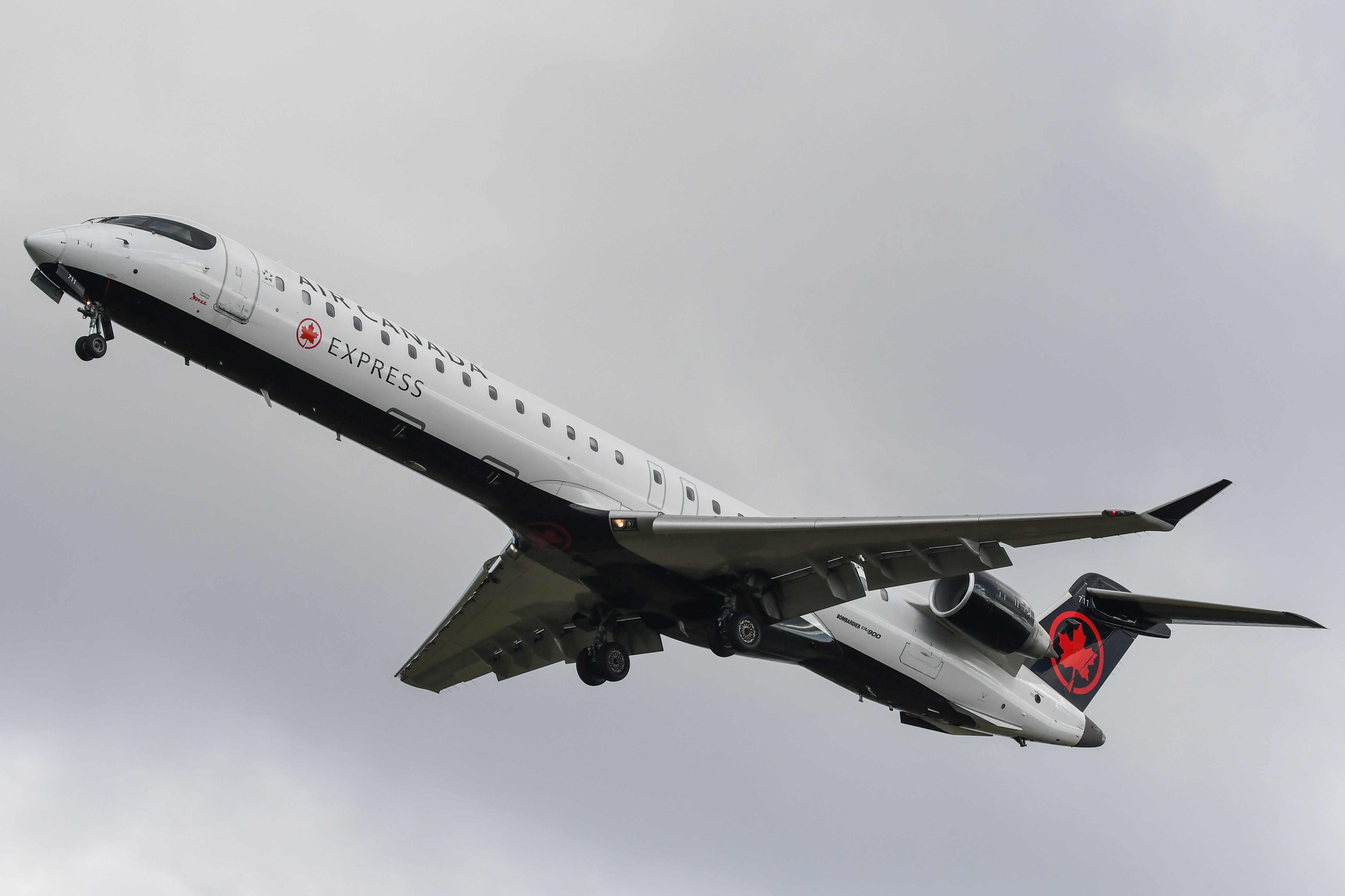 Full size: Air Canada Mitsubishi CRJ-900LR C-GDJZ at Washington Dulles International Airport