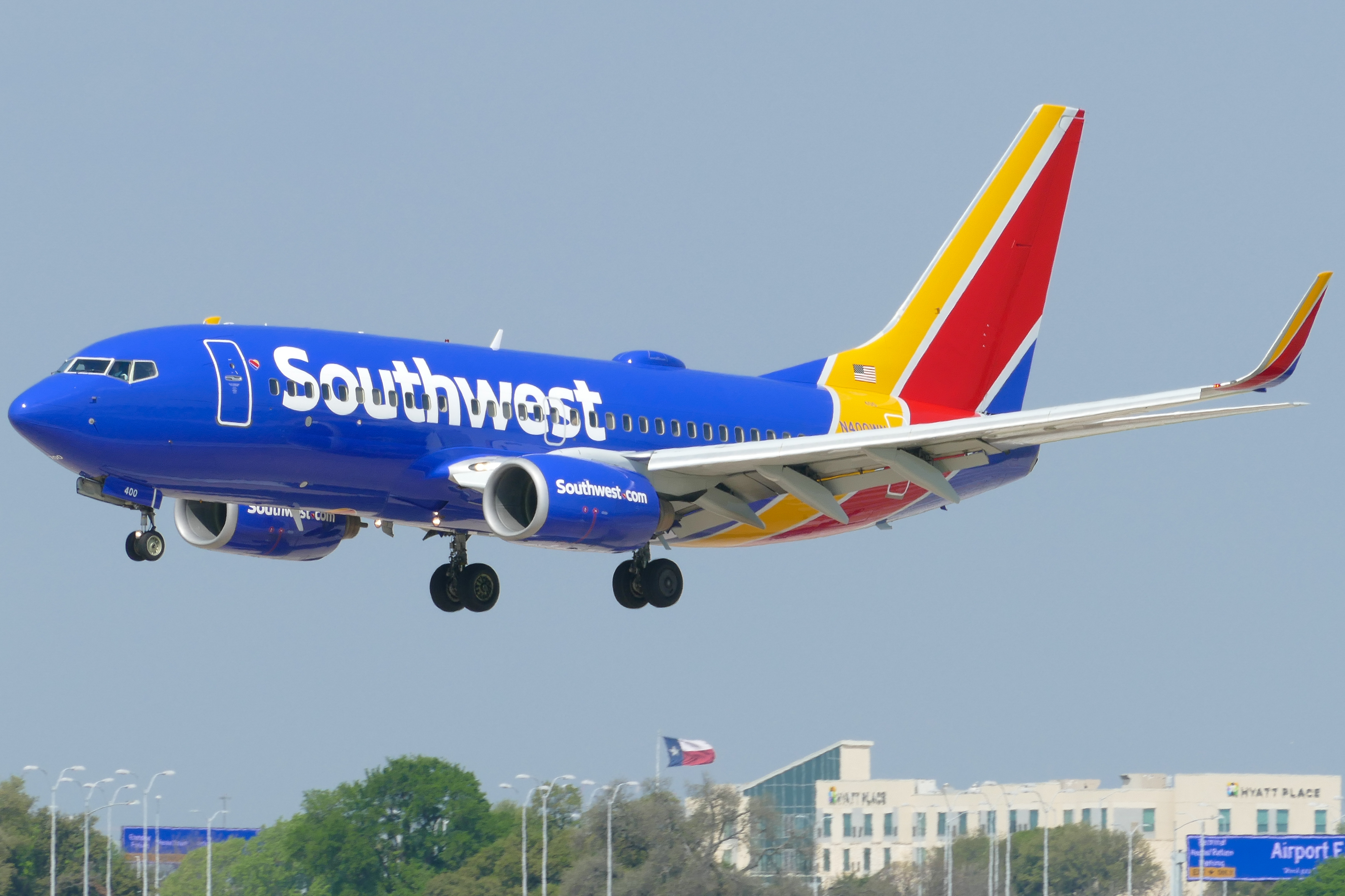Full size: Southwest Airlines Boeing 737-700 N400WN at Austin-Bergstrom International Airport
