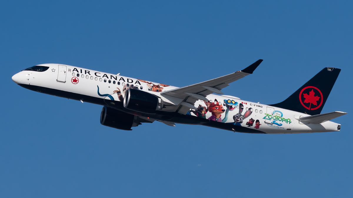 Full size: Air Canada Airbus A220-300 C-FHMO at Los Angeles International Airport