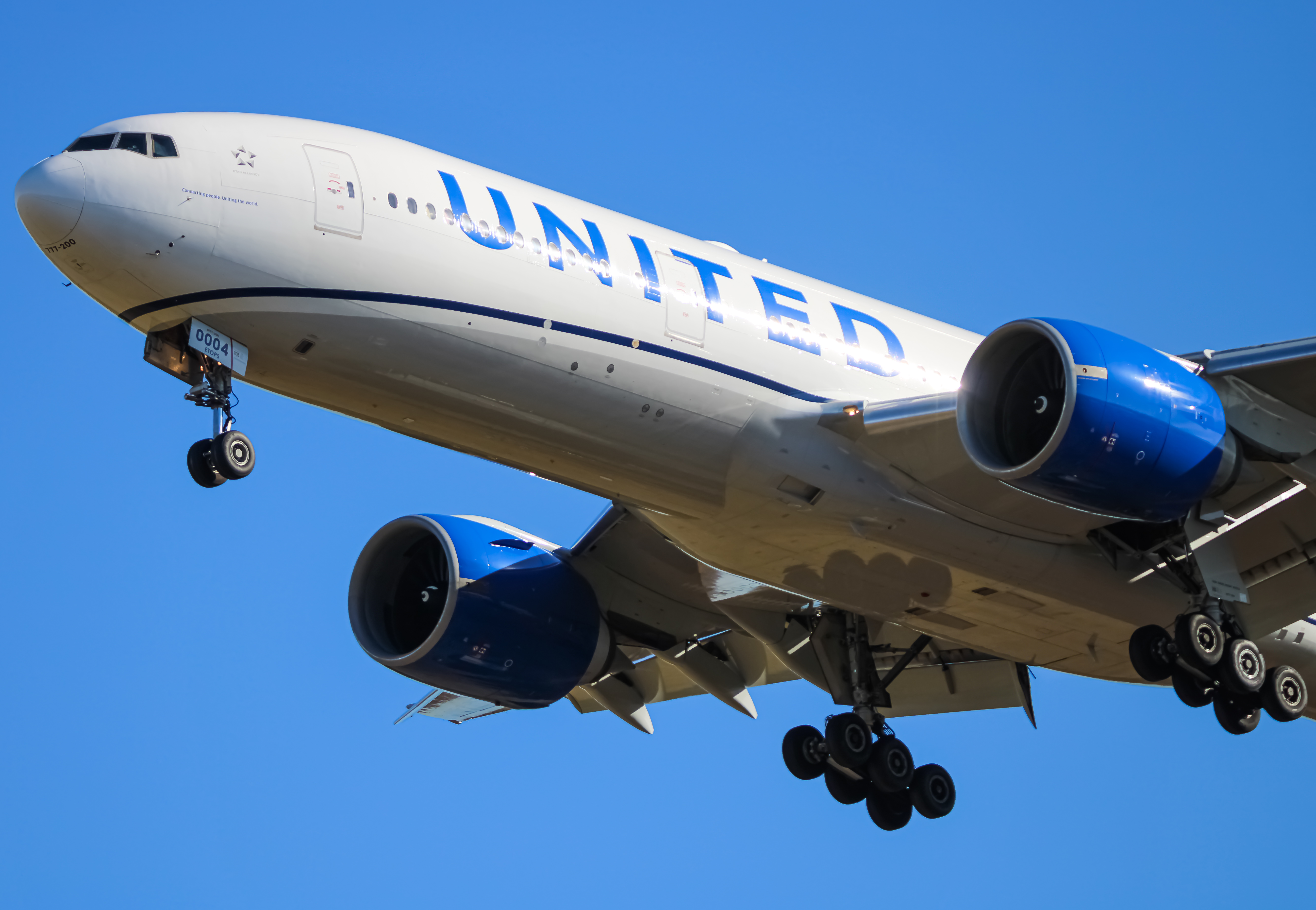Full size: United Airlines Boeing 777-200ER N78004 at Washington Dulles International Airport