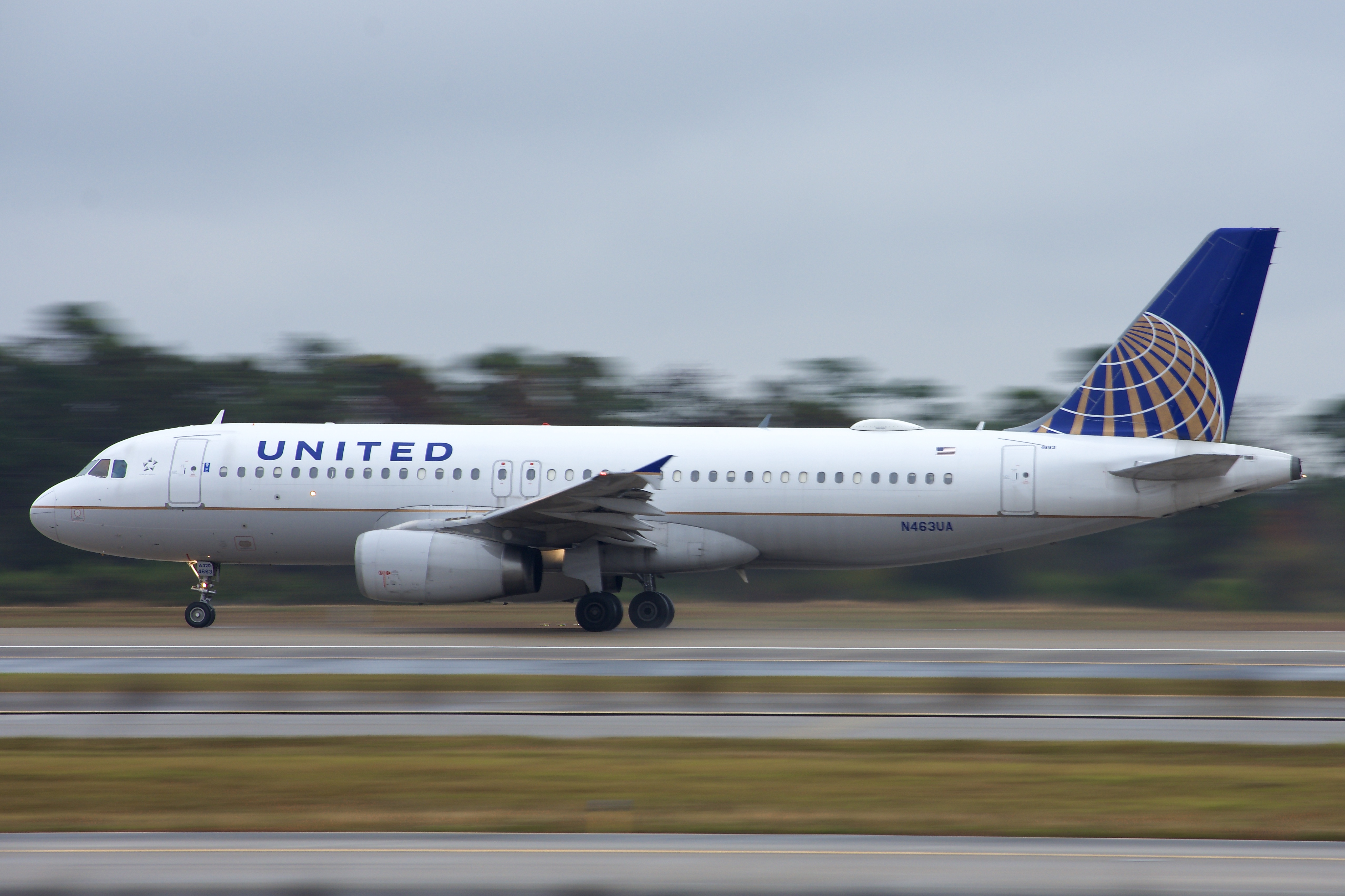 Full size: United Airlines Airbus A320 N463UA at Orlando International Airport