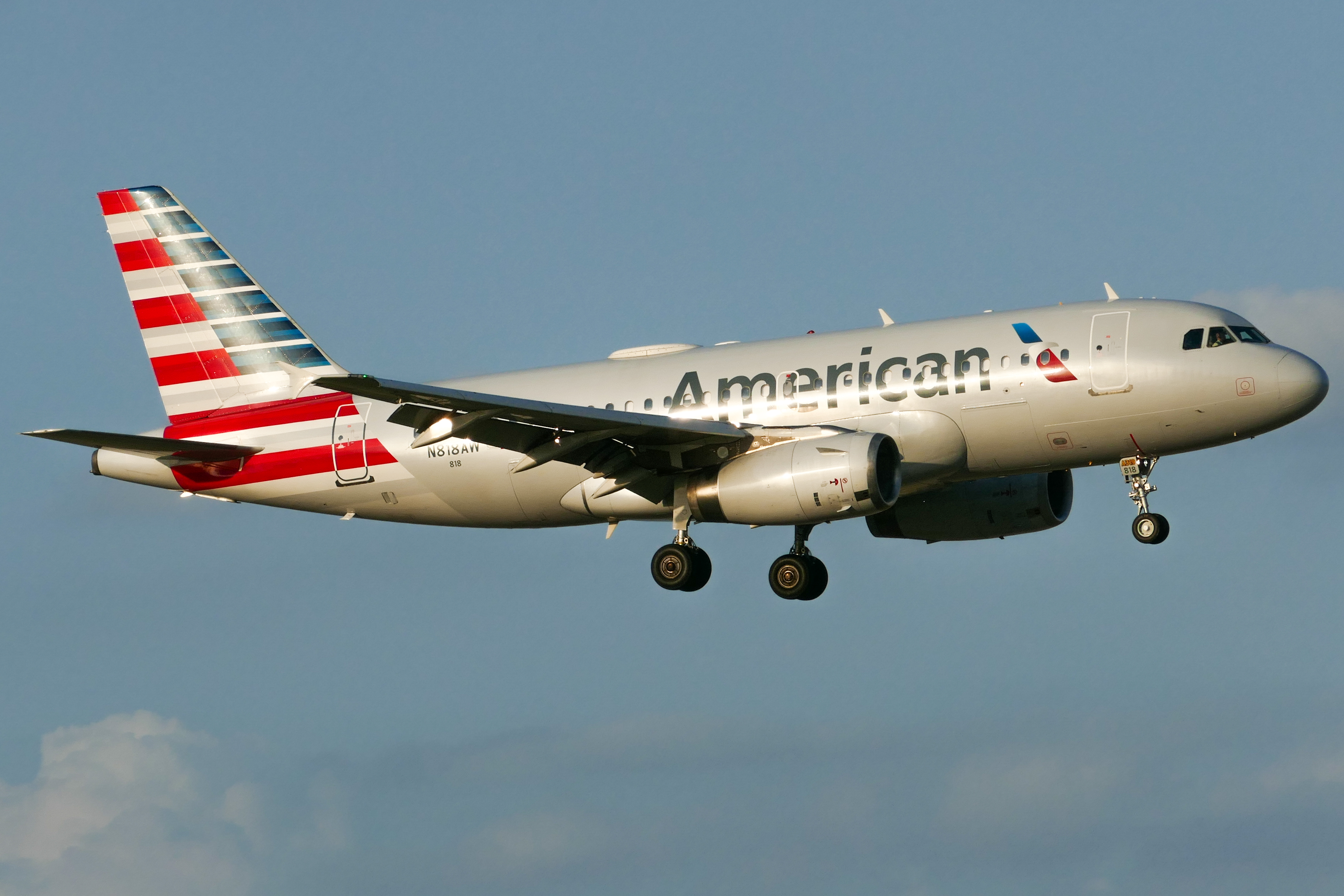 Full size: American Airlines Airbus A319 N818AW at Dallas-Fort Worth International Airport