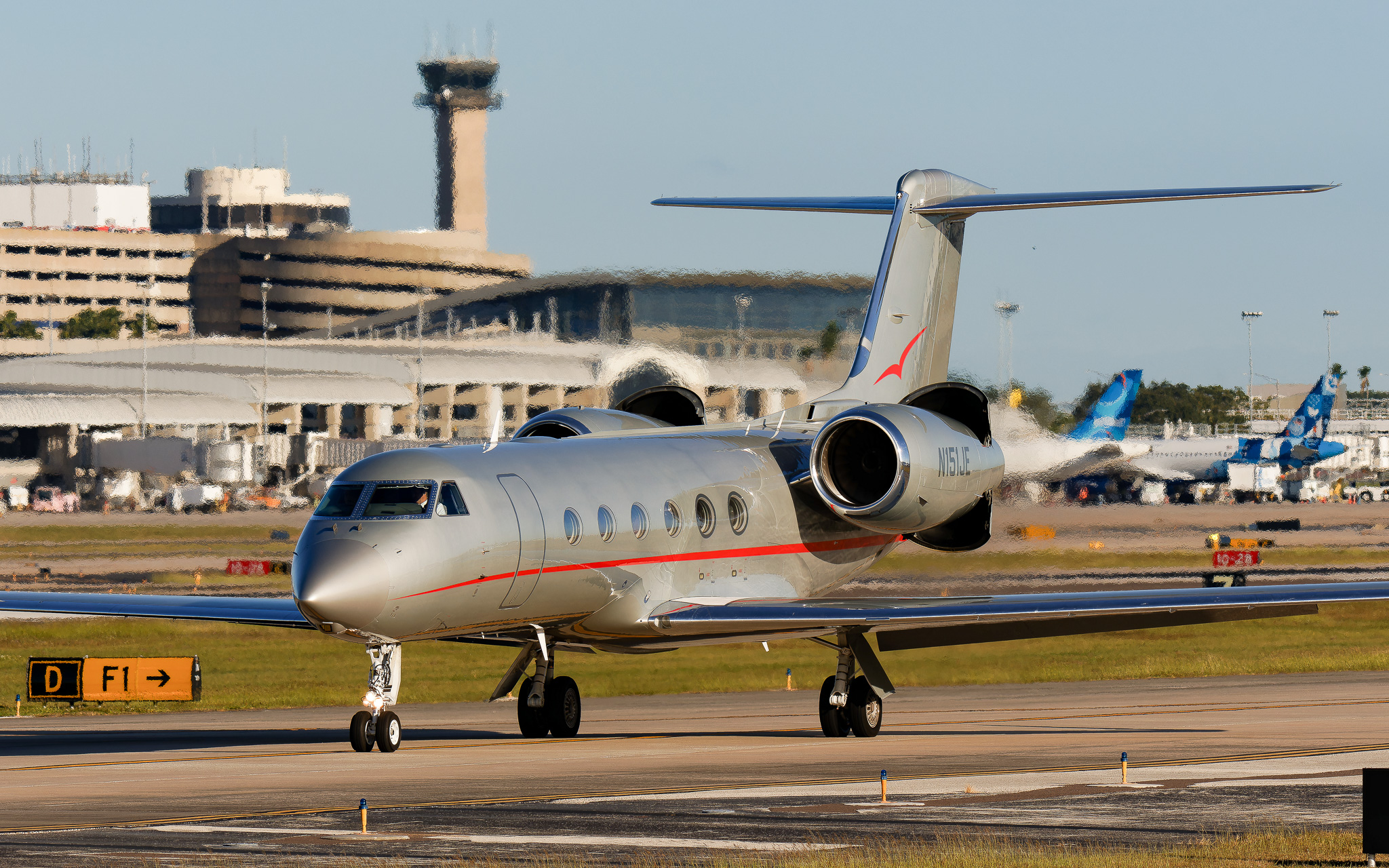 Full size: Jet Edge Gulfstream G450 N151JE at Tampa International Airport