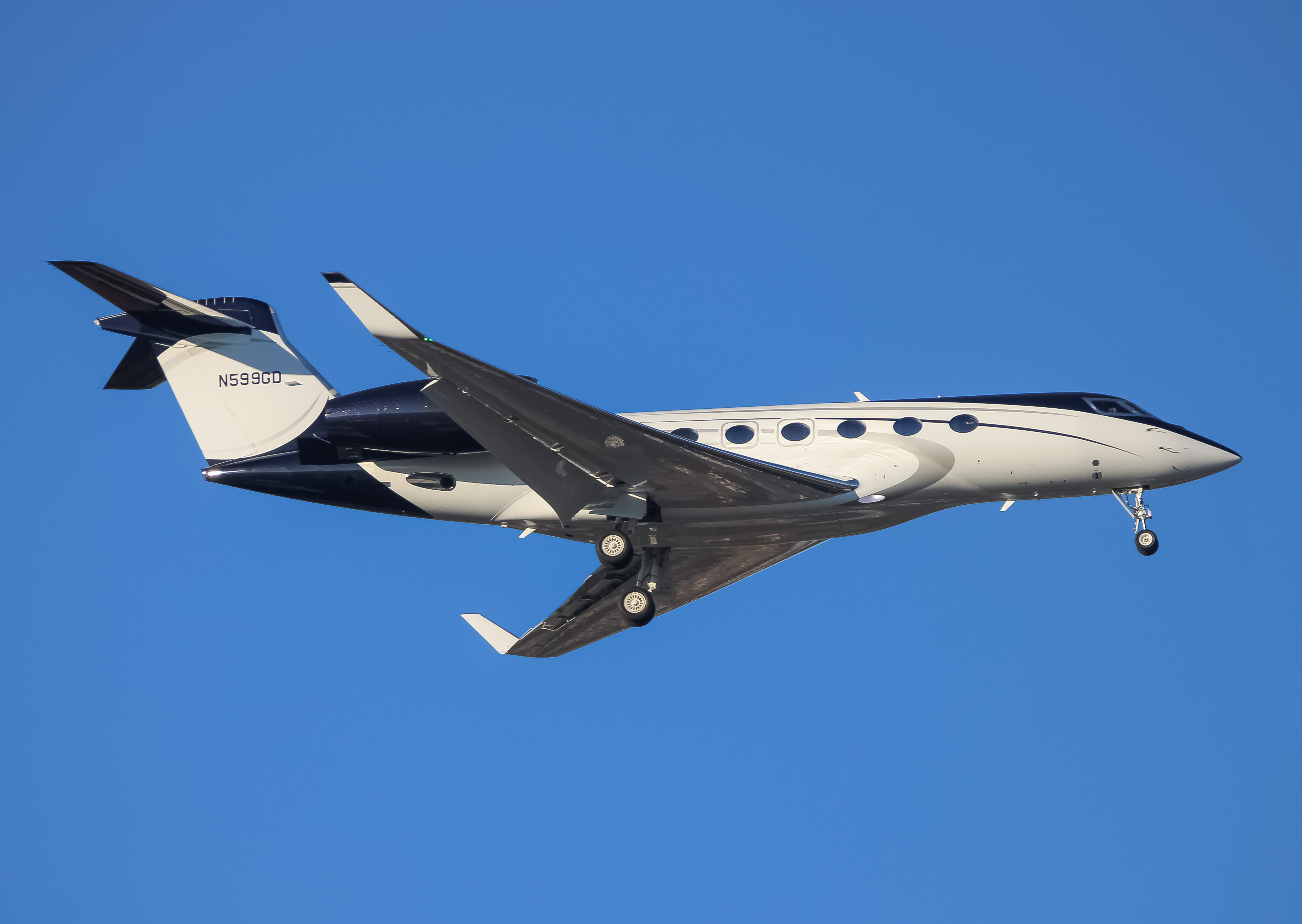 Full size: PRIVATE Gulfstream G500 N599GD at Washington Dulles International Airport