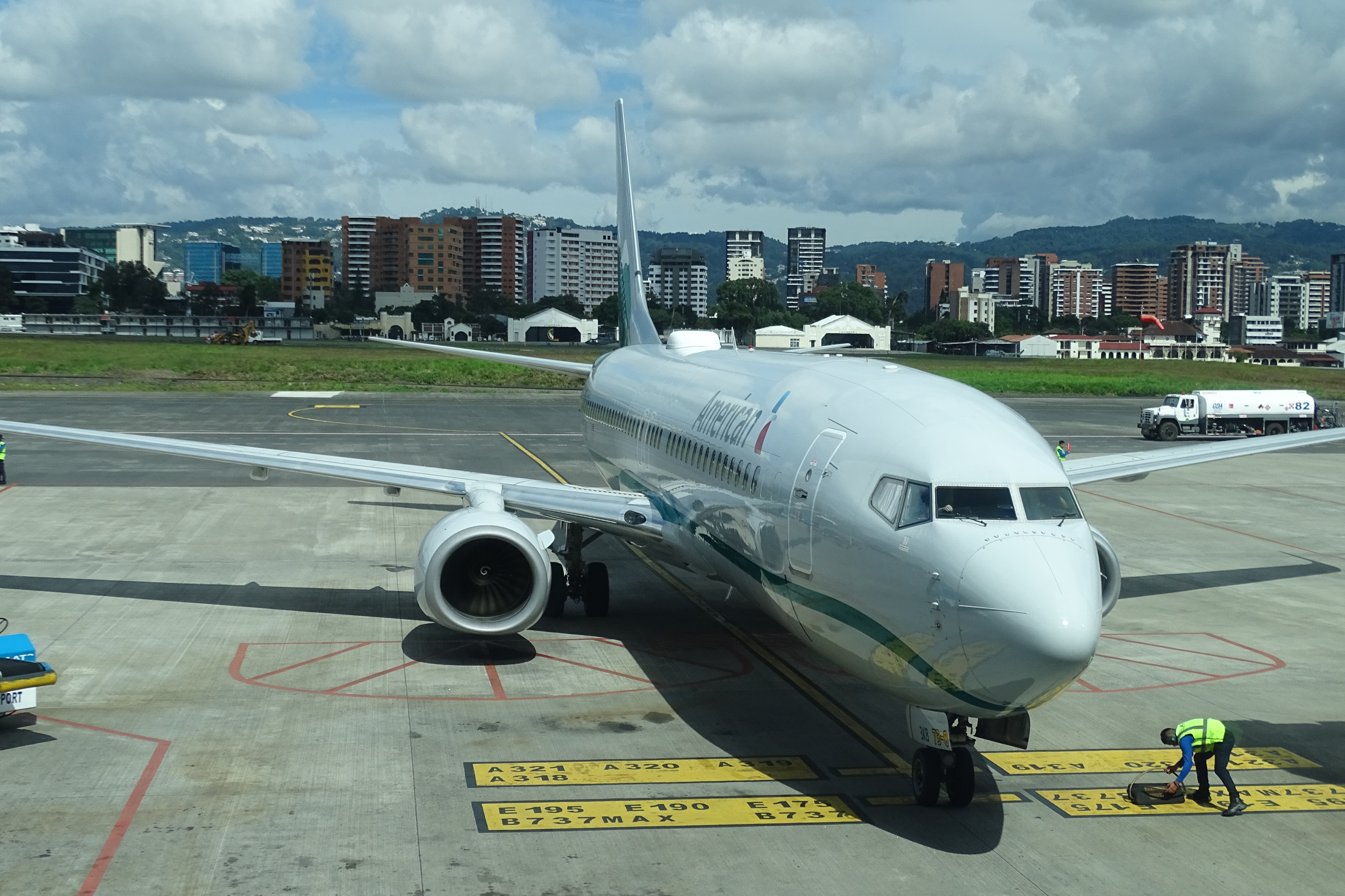 Full size: American Airlines Boeing 737-800 N916NN at Guatemala City La Aurora International Airport