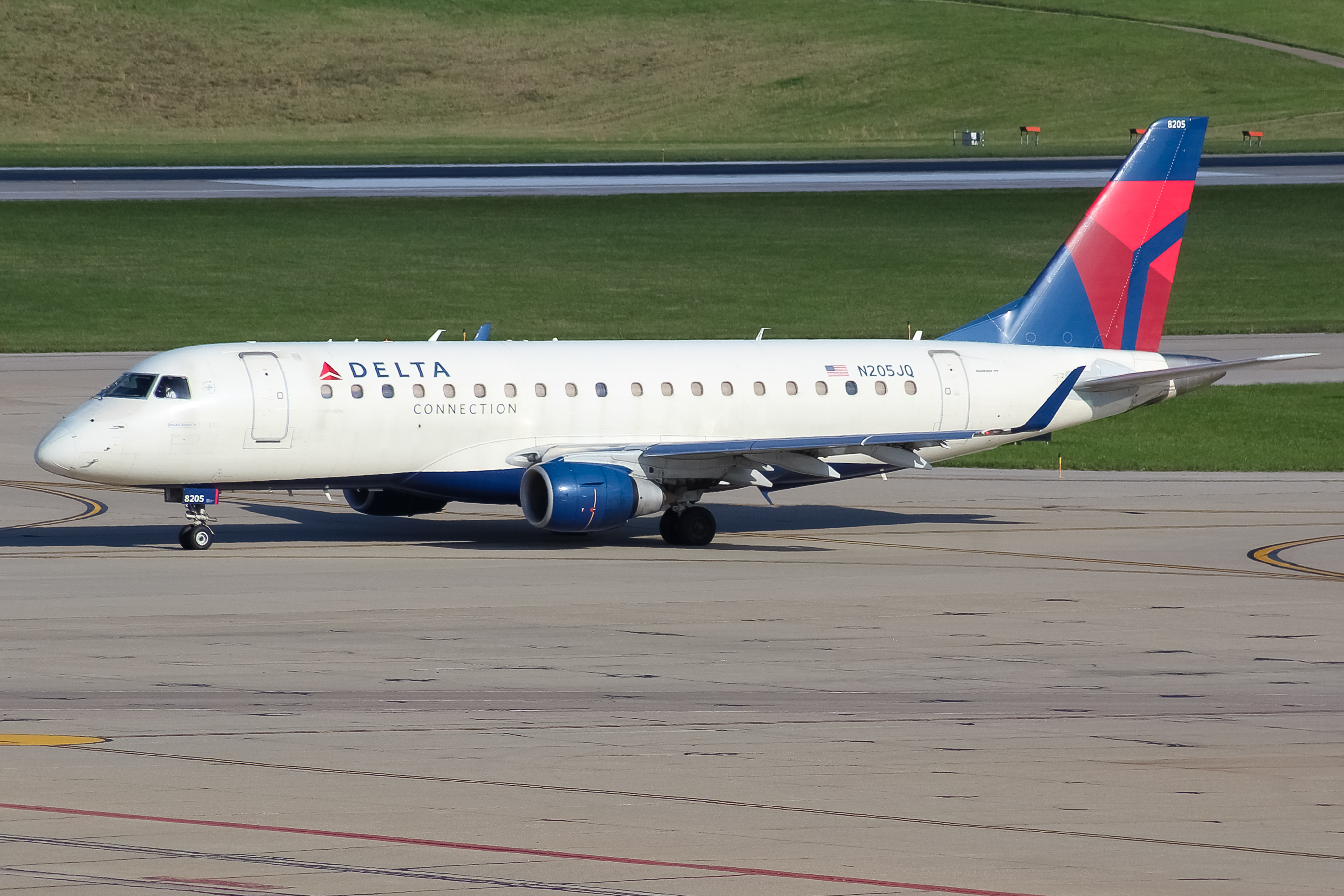 Full size: Delta Connection Embraer E175 N205JQ at Cincinnati/Northern Kentucky International Airport