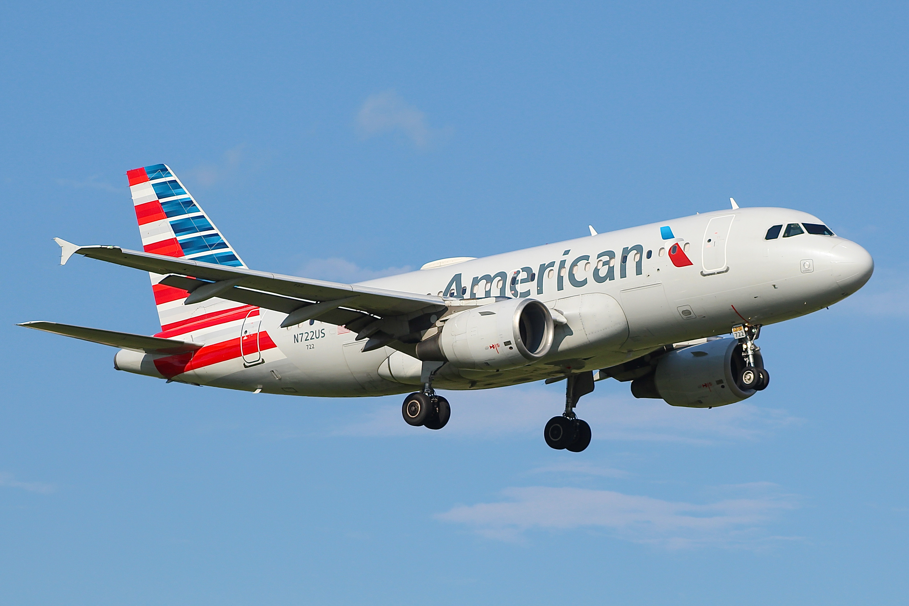 Full size: American Airlines Airbus A319 N722US at General Mitchell International Airport