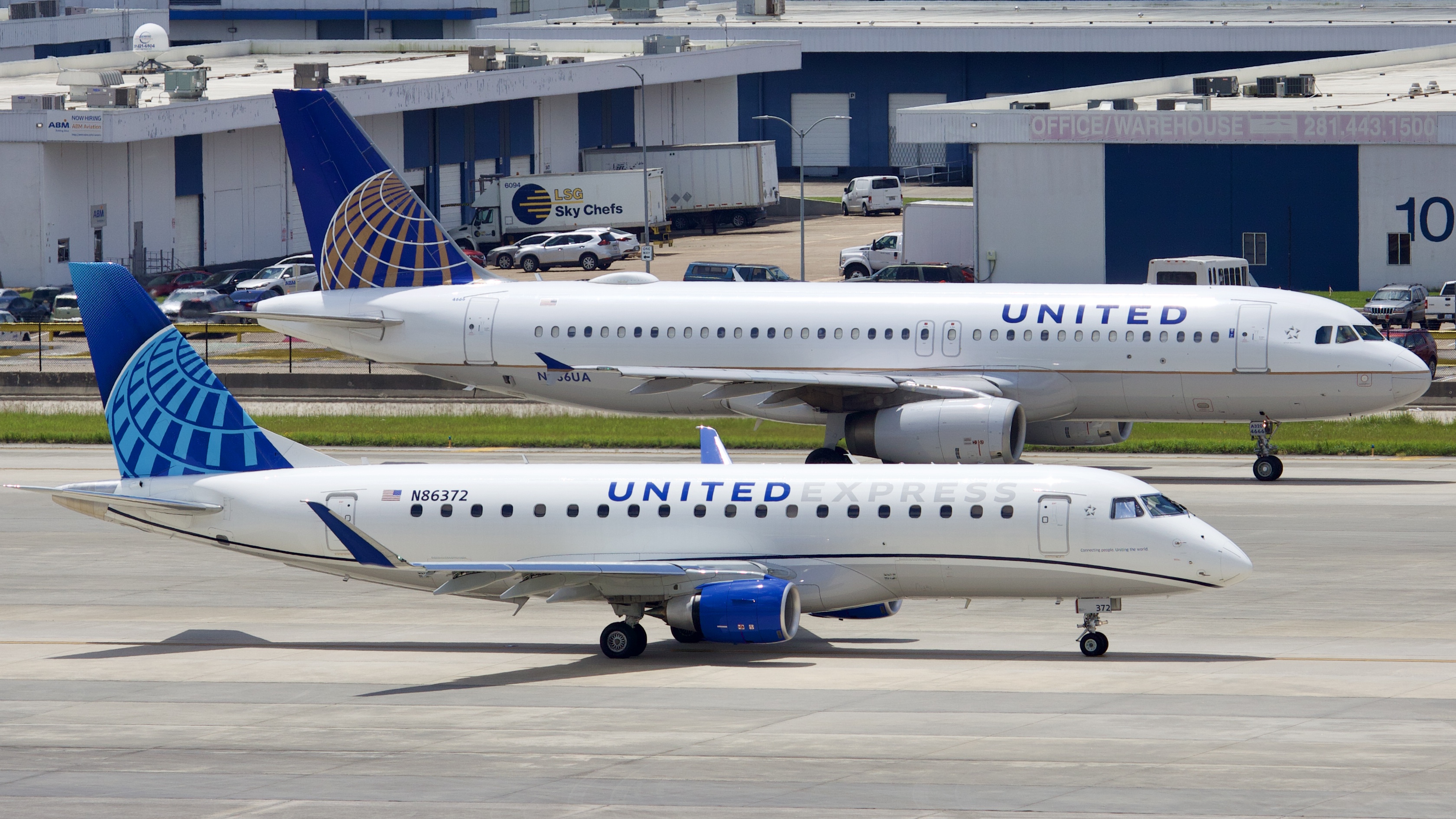 Full size: United Express Embraer E175LR N86372 at Houston-George Bush Intercontinental Airport