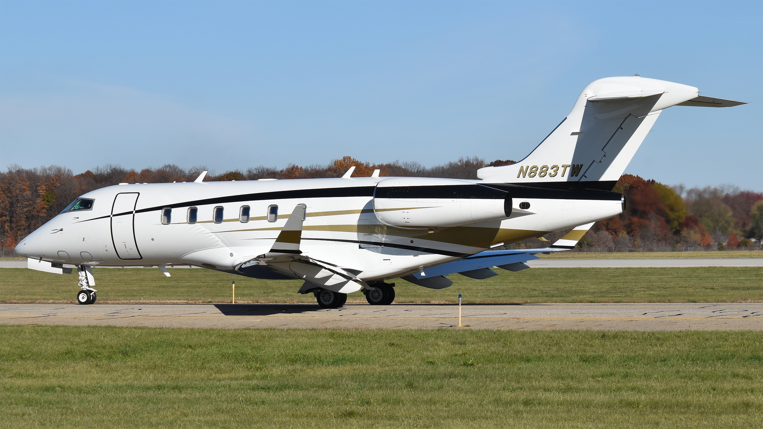 Full size: PRIVATE Bombardier Challenger 350  N883TW at Kalamazoo Battle Creek International Airport