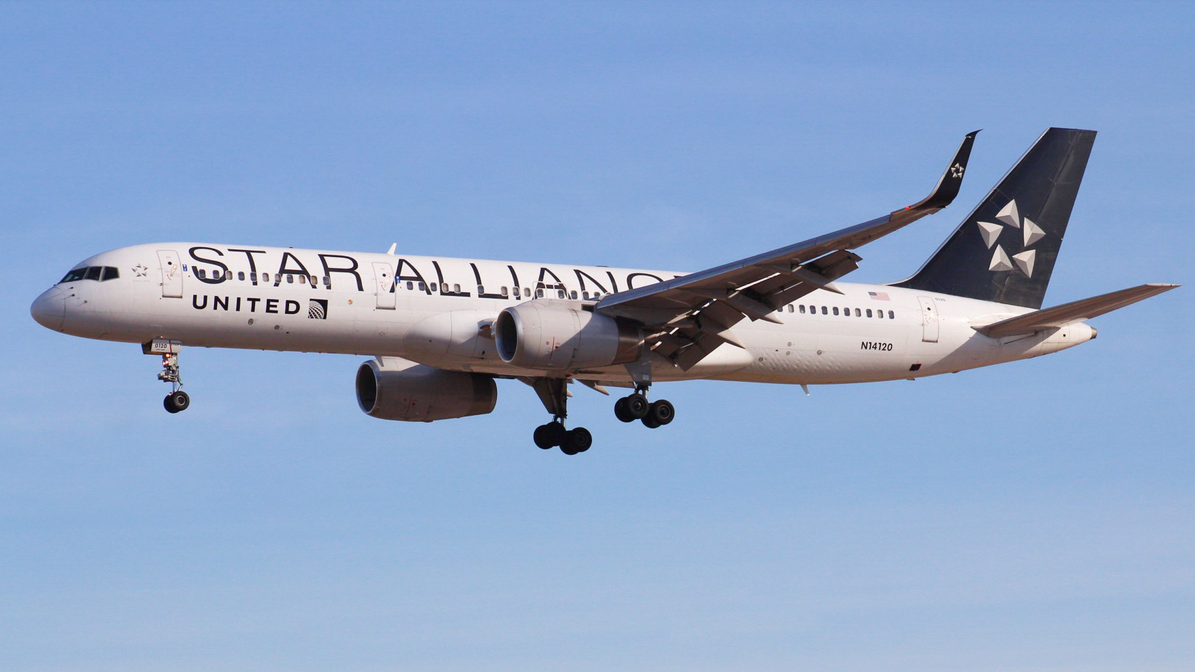 Full size: United Airlines Boeing 757-200 N14120 at Harry Reid International Airport