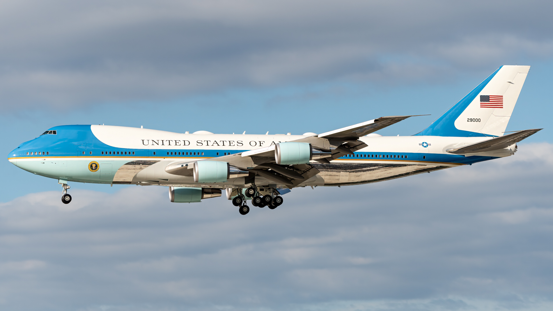 Full size: USAF - United States Air Force Boeing VC-25A 92-9000 at Miami International Airport