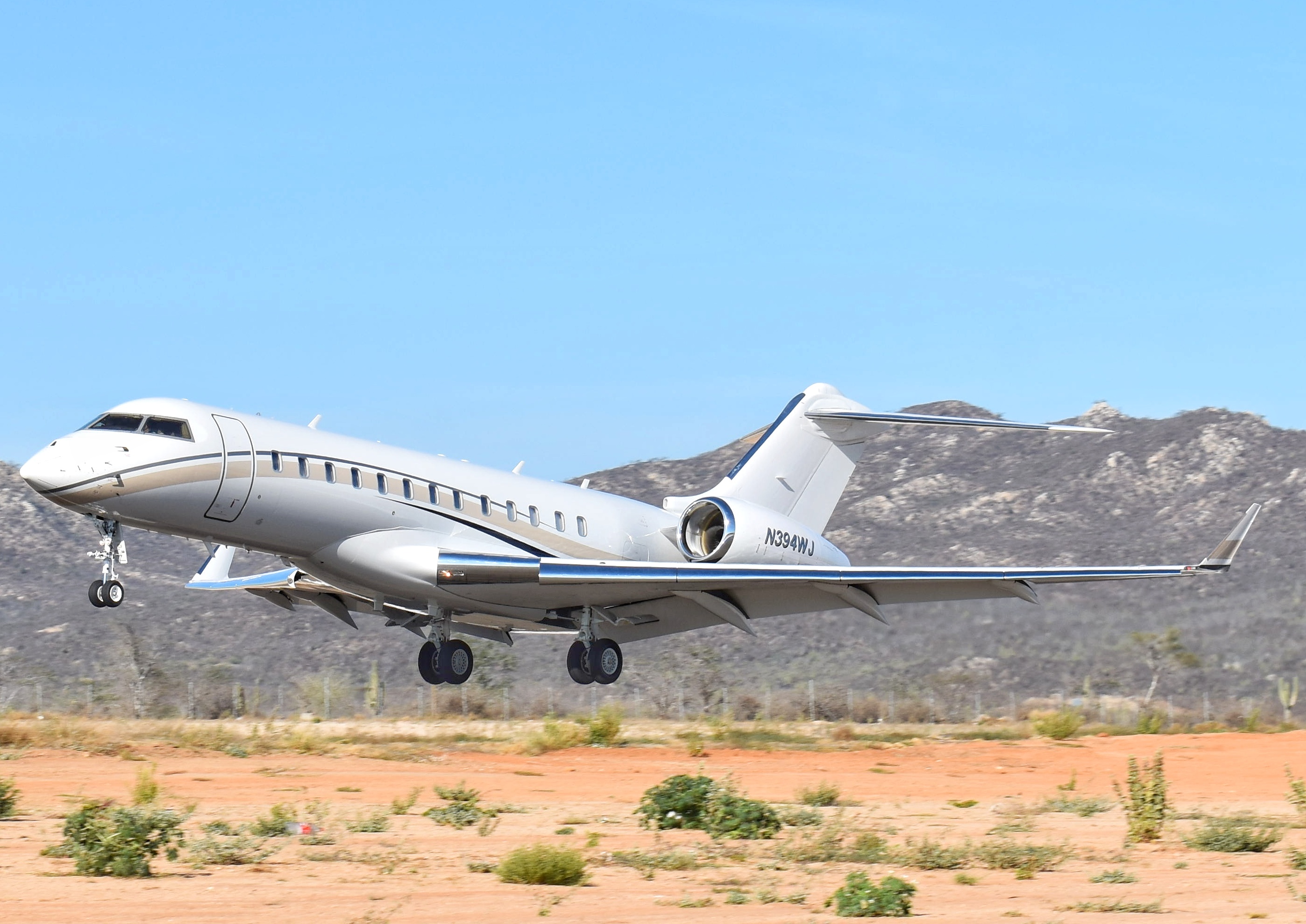 Full size: PRIVATE Bombardier Global Express N394WJ at Aeropuerto de Cabo San Lucas Internacional