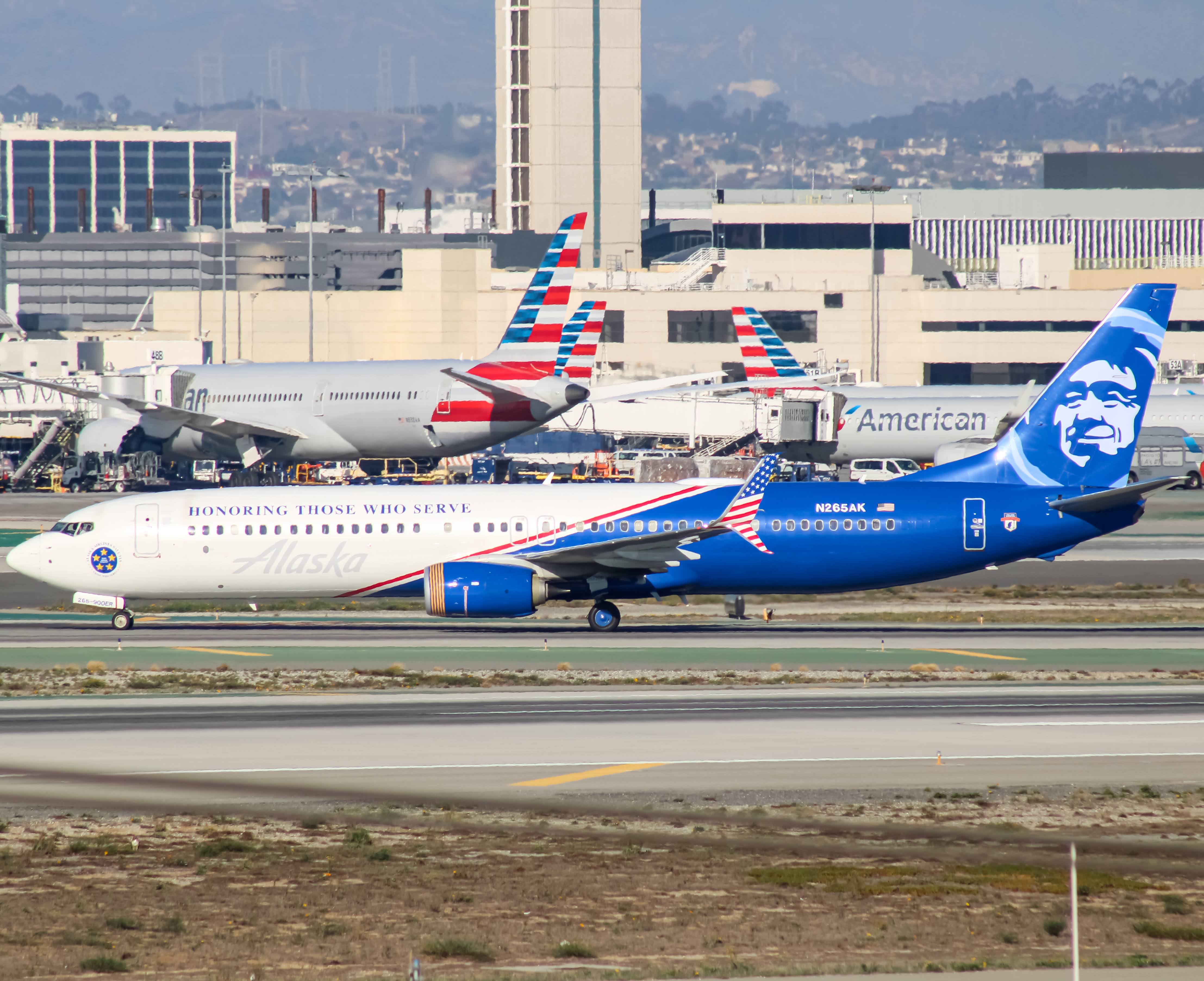 Full size: Alaska Airlines Boeing 737-900ER N265AK at Los Angeles International Airport