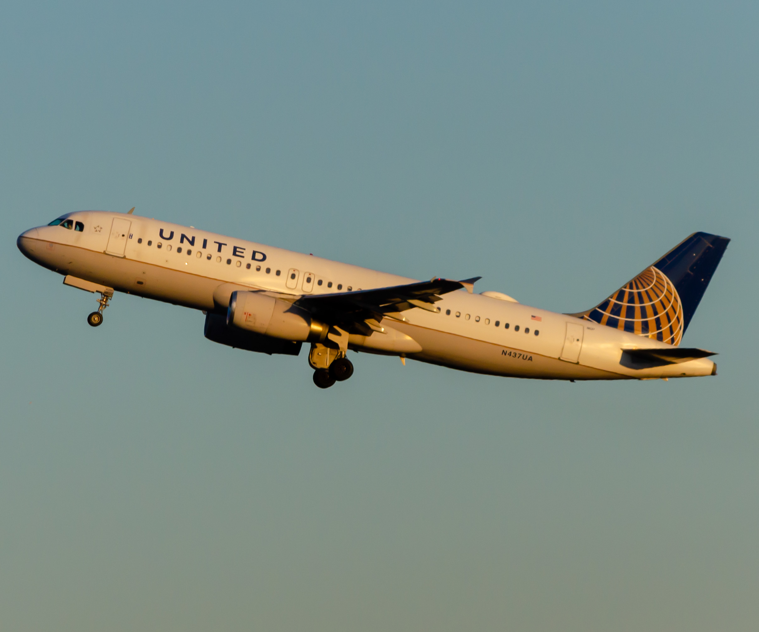 Full size: United Airlines Airbus A320 N437UA at Newark Liberty International Airport