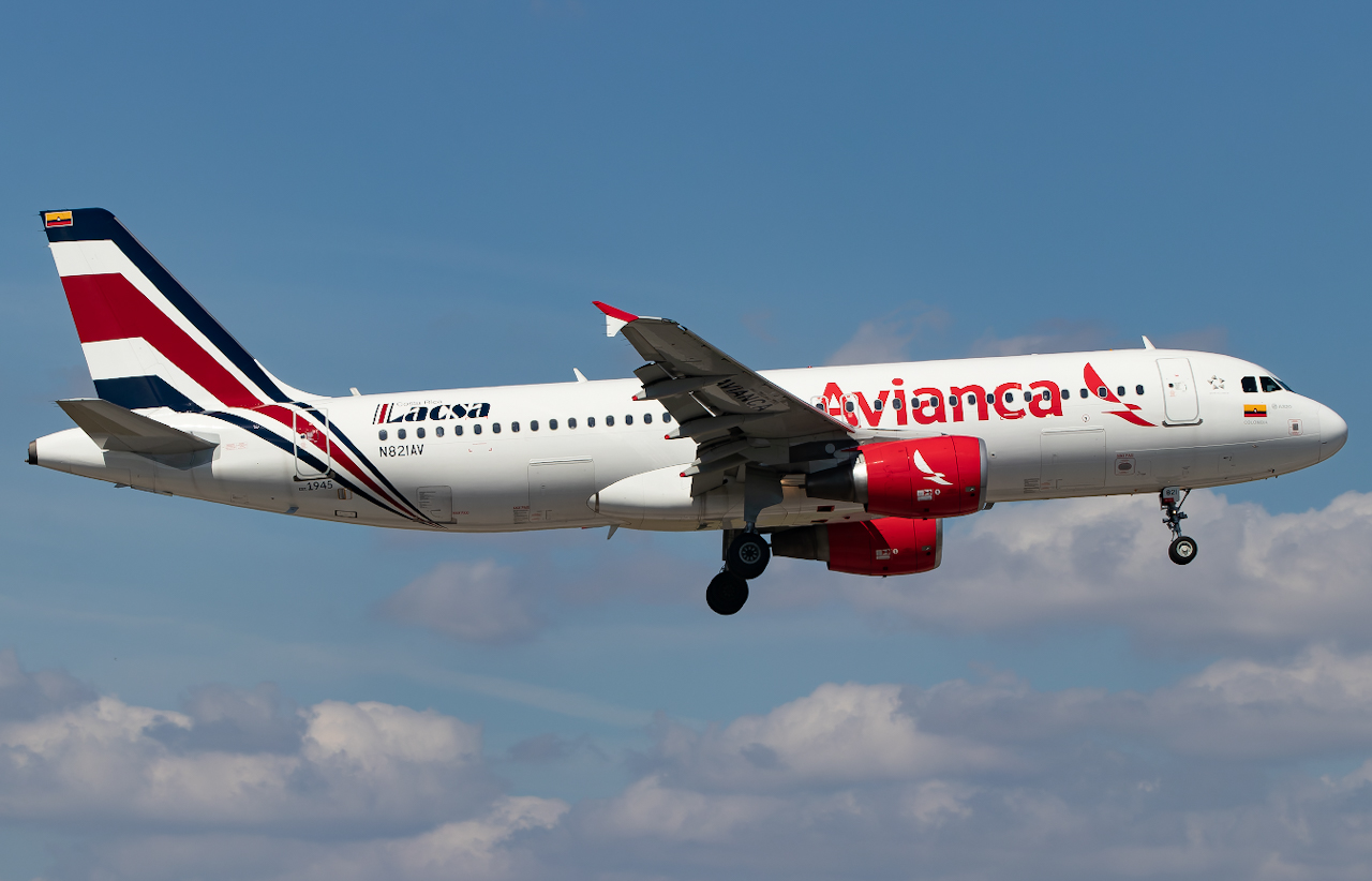 Full size: Avianca Airbus A320 N821AV at Miami International Airport