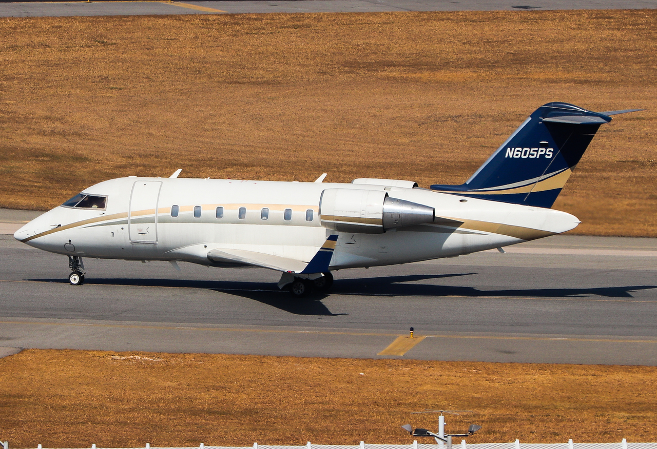 Full size: PRIVATE Challenger 605 N605PS at Hong Kong International Airport