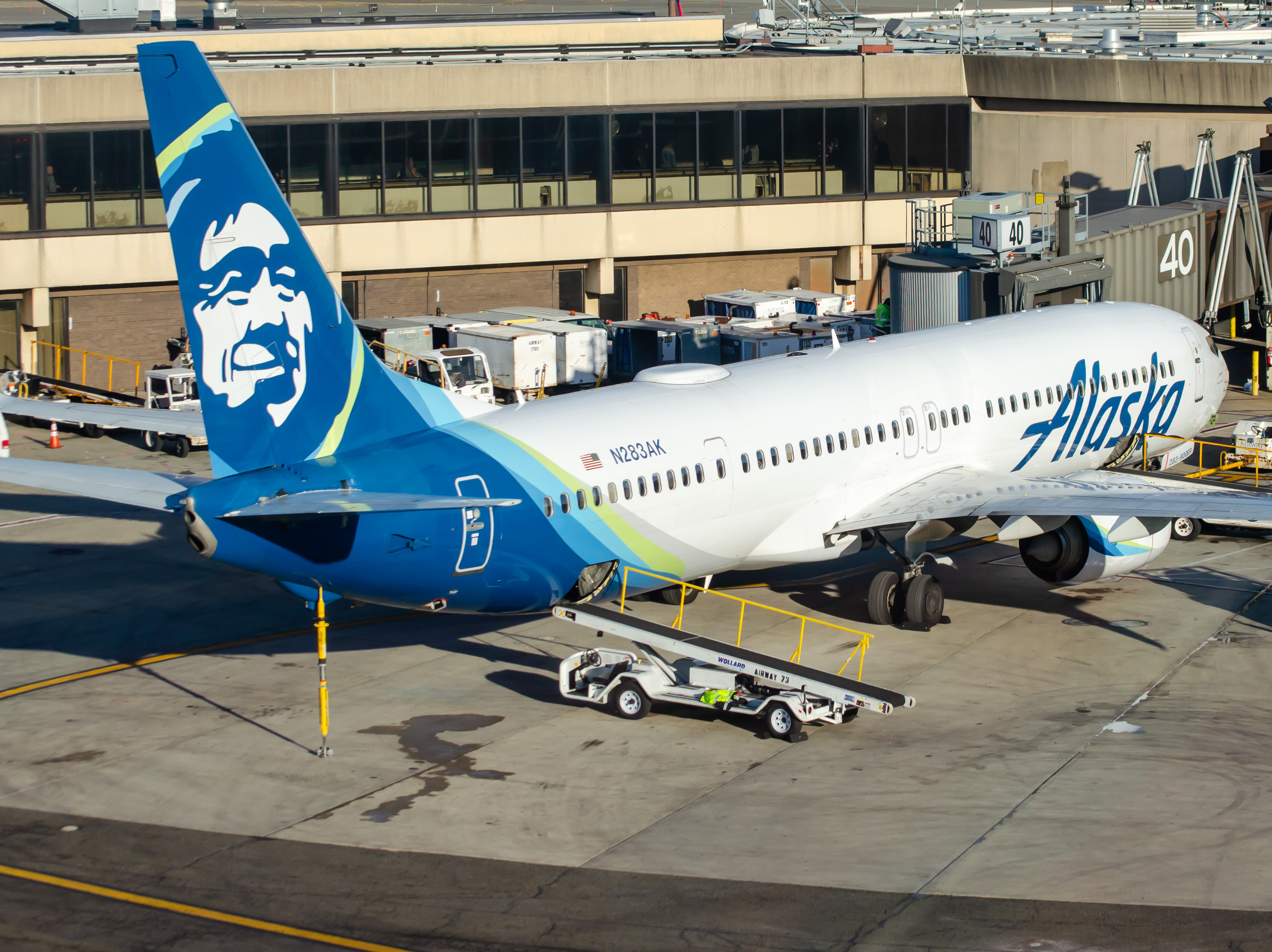 Full size: Alaska Airlines Boeing 737-900ER N283AK at Newark Liberty International Airport