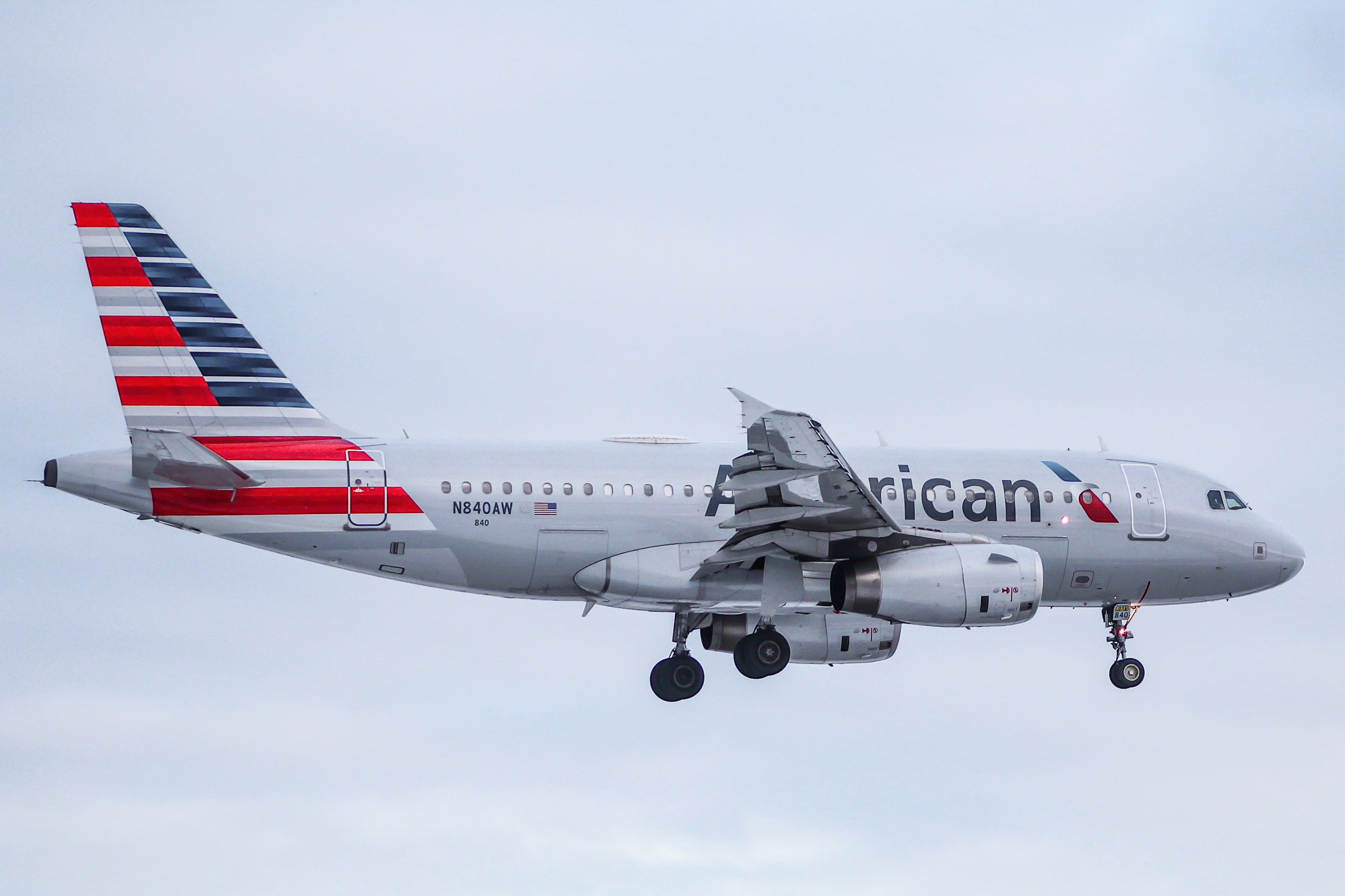 Full size: American Airlines Airbus A319 N840AW at General Mitchell International Airport