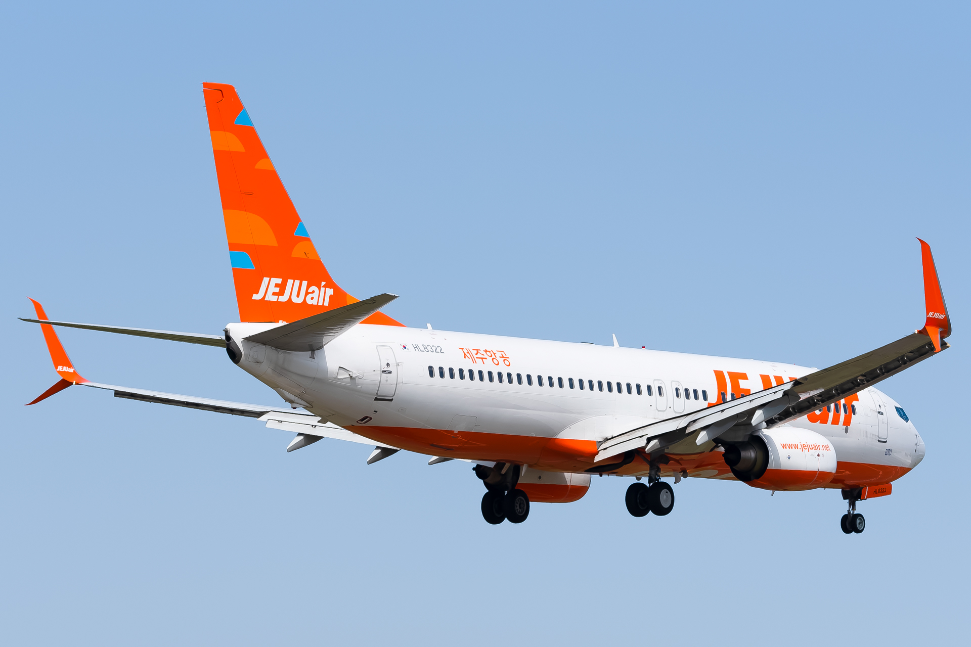 Full size: Jeju Air Boeing 737-800 HL8322 at Gimhae International Airport