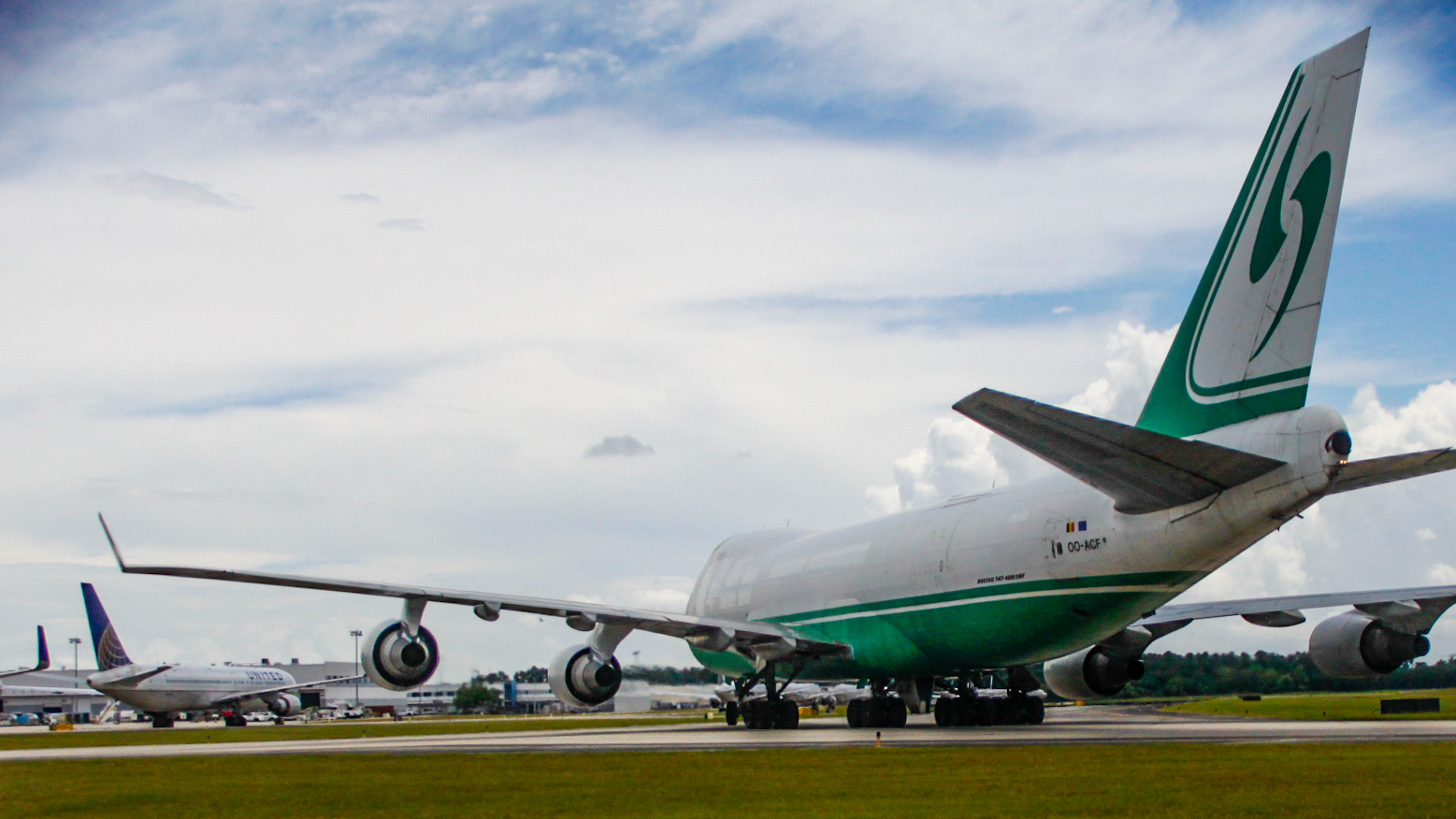 Full size: Challenge Airlines Boeing 747-400F OO-ACF at Houston-George Bush Intercontinental Airport