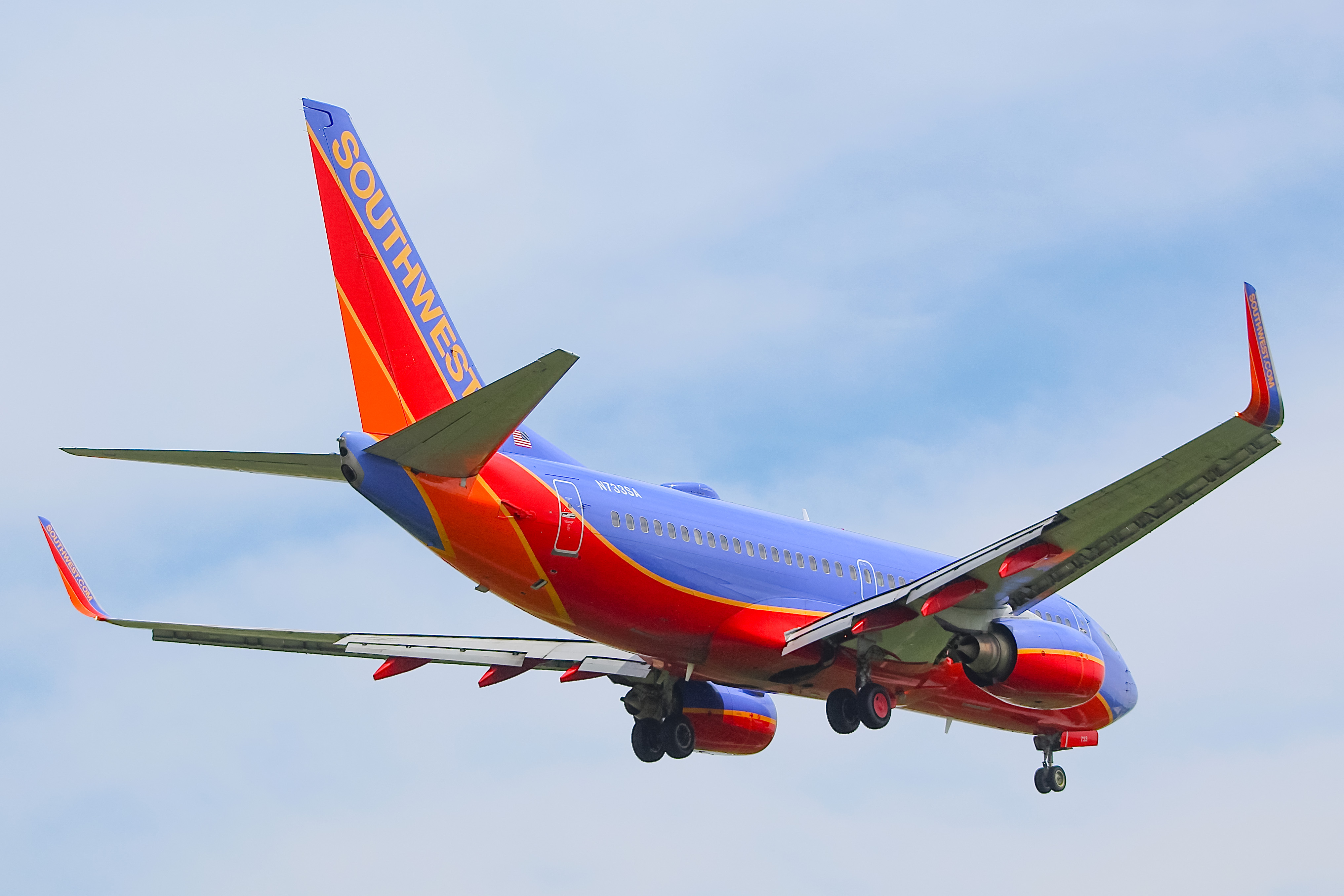 Full size: Southwest Airlines Boeing 737-700 N733SA at General Mitchell International Airport