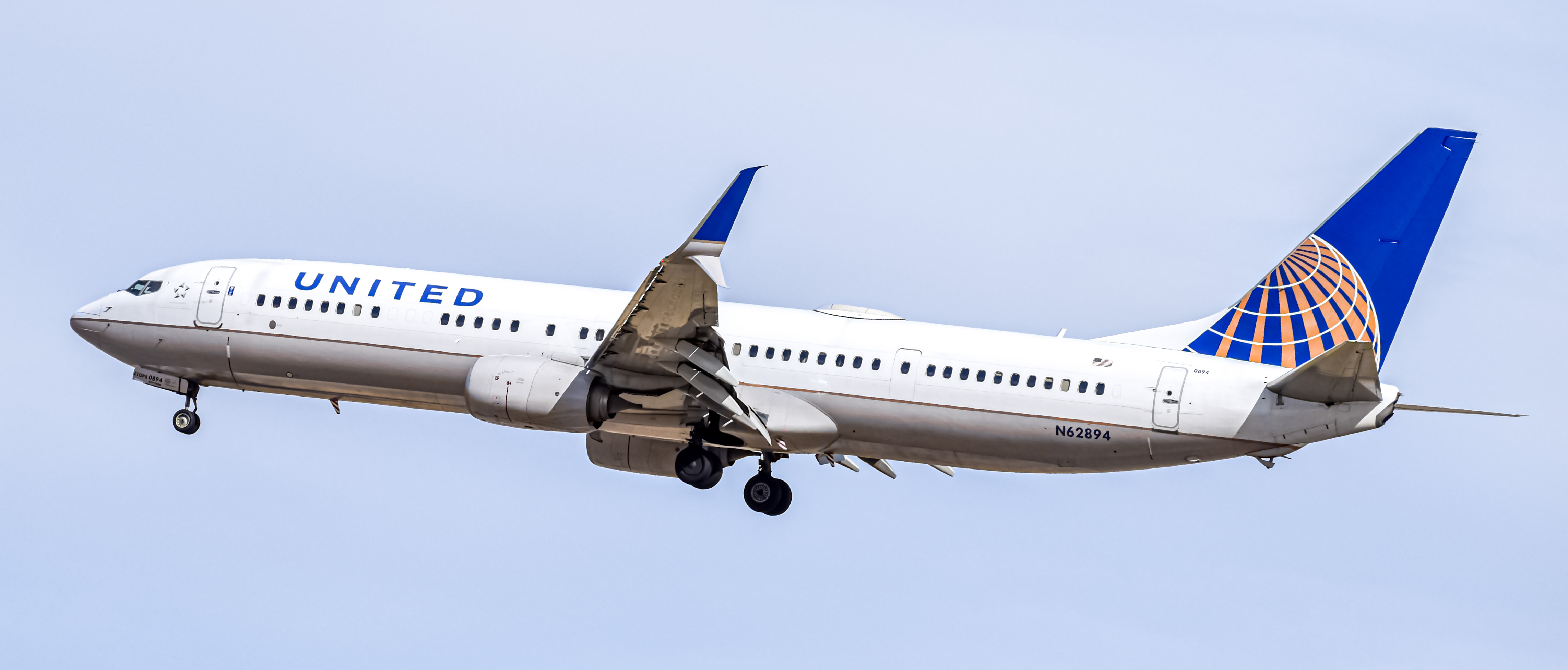 Full size: United Airlines Boeing 737-900ER N62894 at Denver International Airport