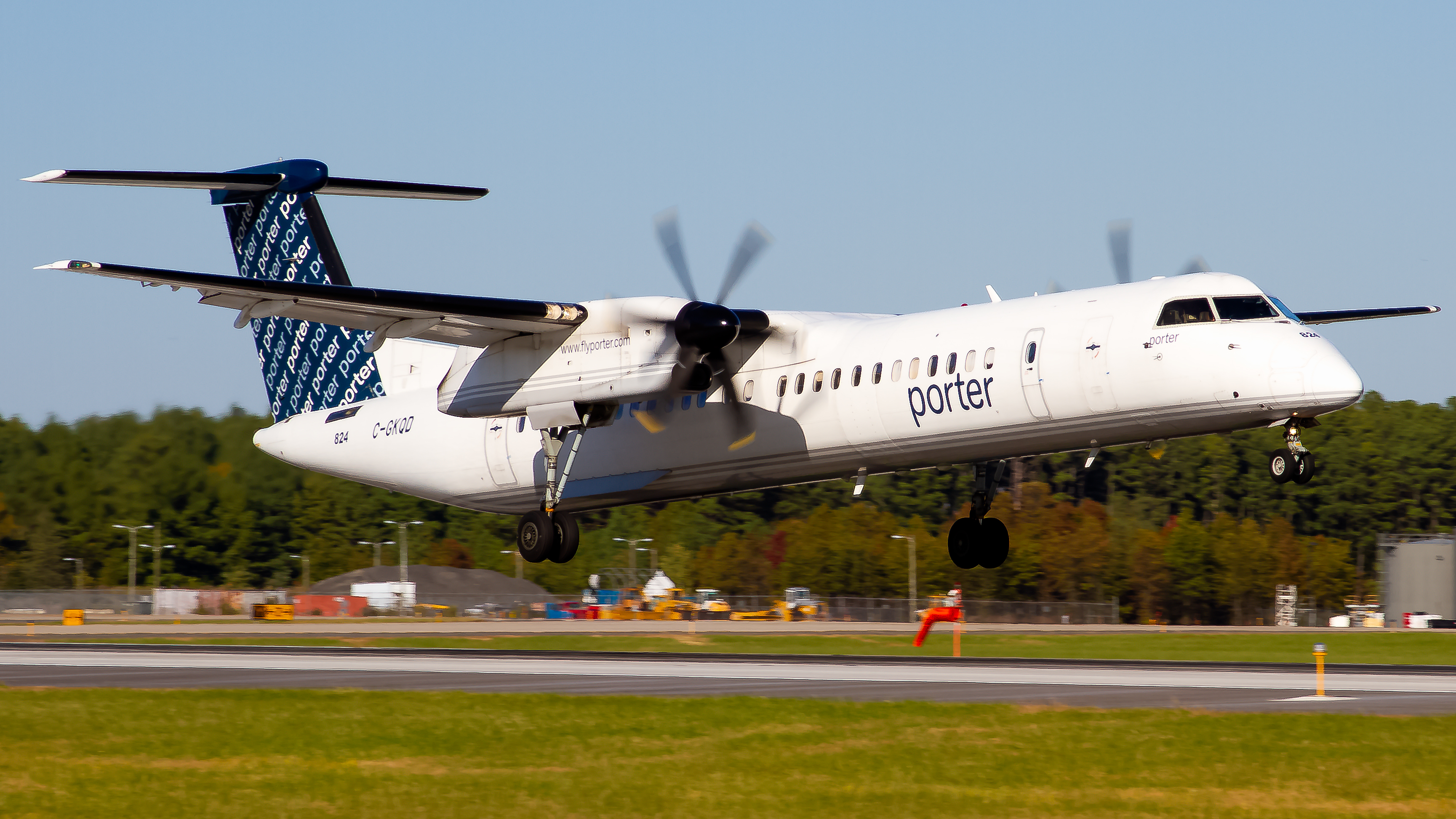 Full size: Porter Airlines Dash 8 Q400 C-GKQD at Washington Dulles International Airport
