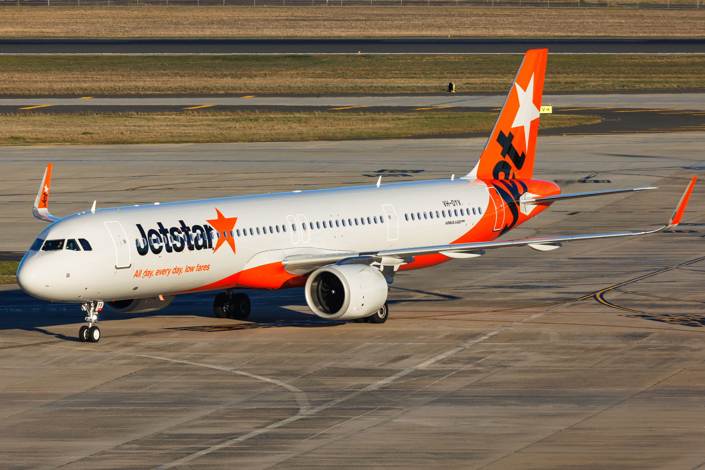 Full size: JetStar Airways Airbus A321NEO VH-OYV at Melbourne Airport