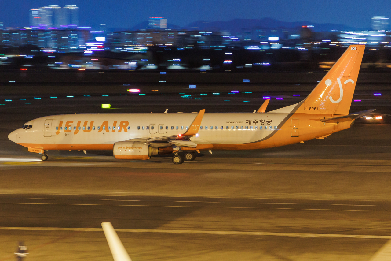 Full size: Jeju Air Boeing 737-800 HL8261 at Seoul-Gimpo International Airport