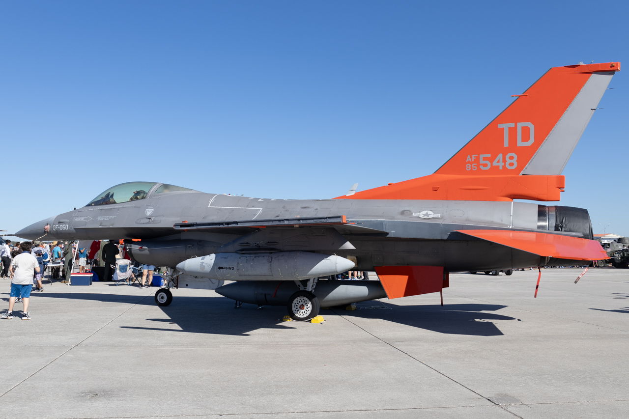Full size: USAF - United States Air Force General Dynamics F-16 Fighting Falcon 85-1548 at Mac Dill AFB