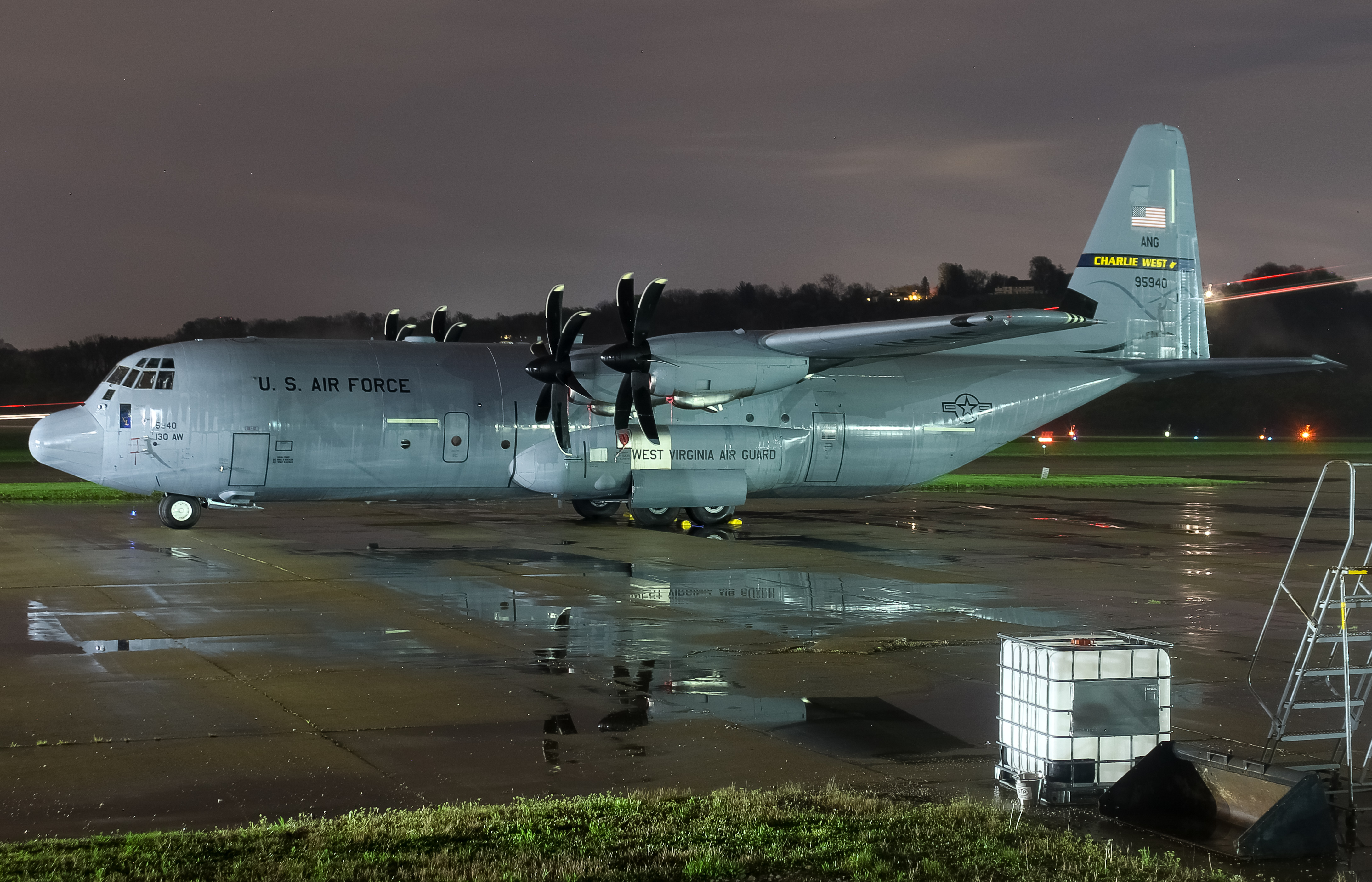 Full size: USAF - United States Air Force Lockheed C-130J Hercules 19-5940 at Cincinnati Municipal Airport/Lunken Field