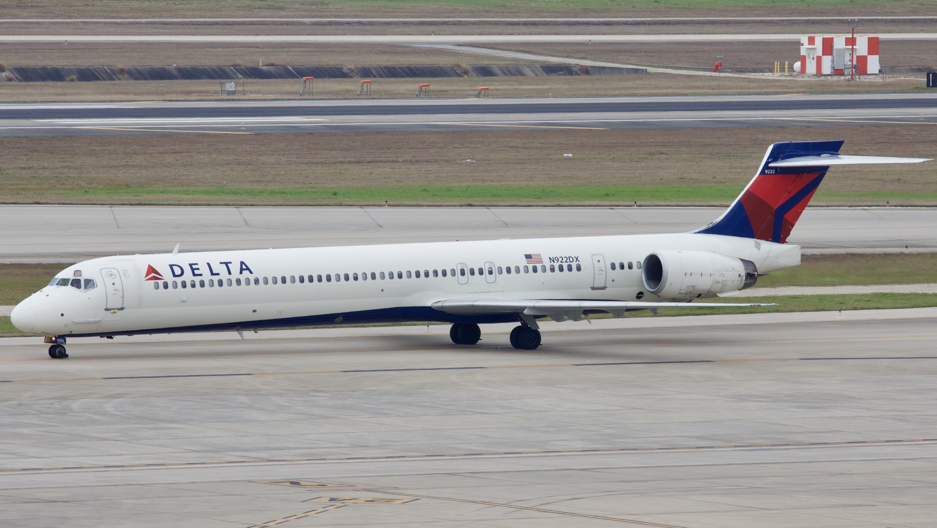 N922DX | Delta Airlines McDonnell Douglas MD-90 at IAH | AeroXplorer