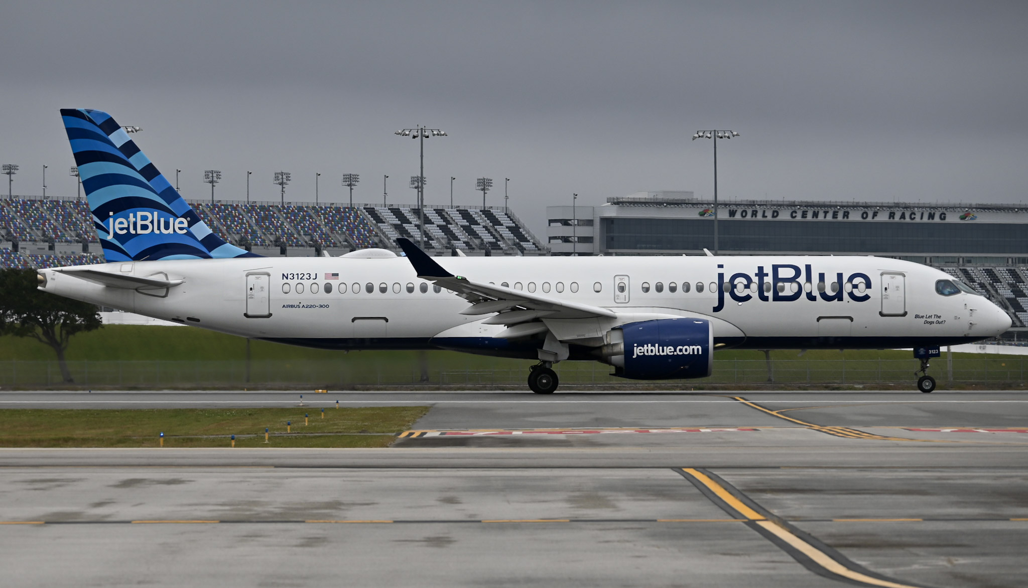 Full size: JetBlue Airways Airbus A220-300 N3123J at Daytona Beach International Airport