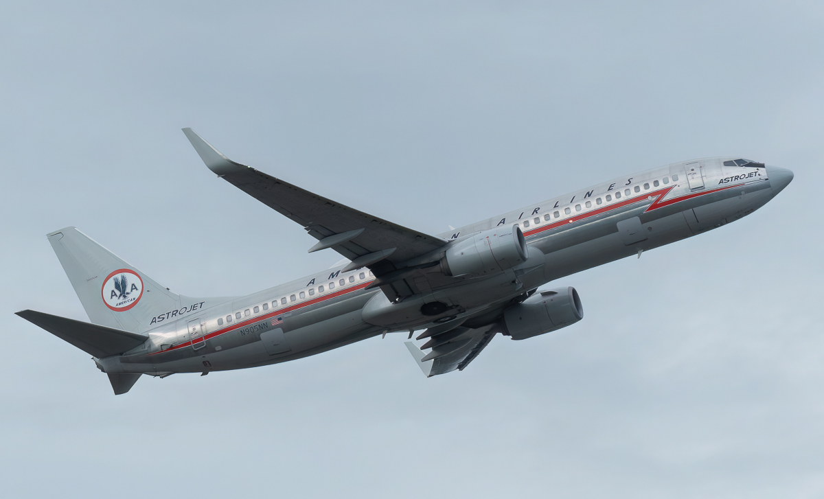 航空機・ヘリコプター AmericanAirlines BOEING737-800 American Airlines Boeing 737-800 Returns To Phoenix After Loosing