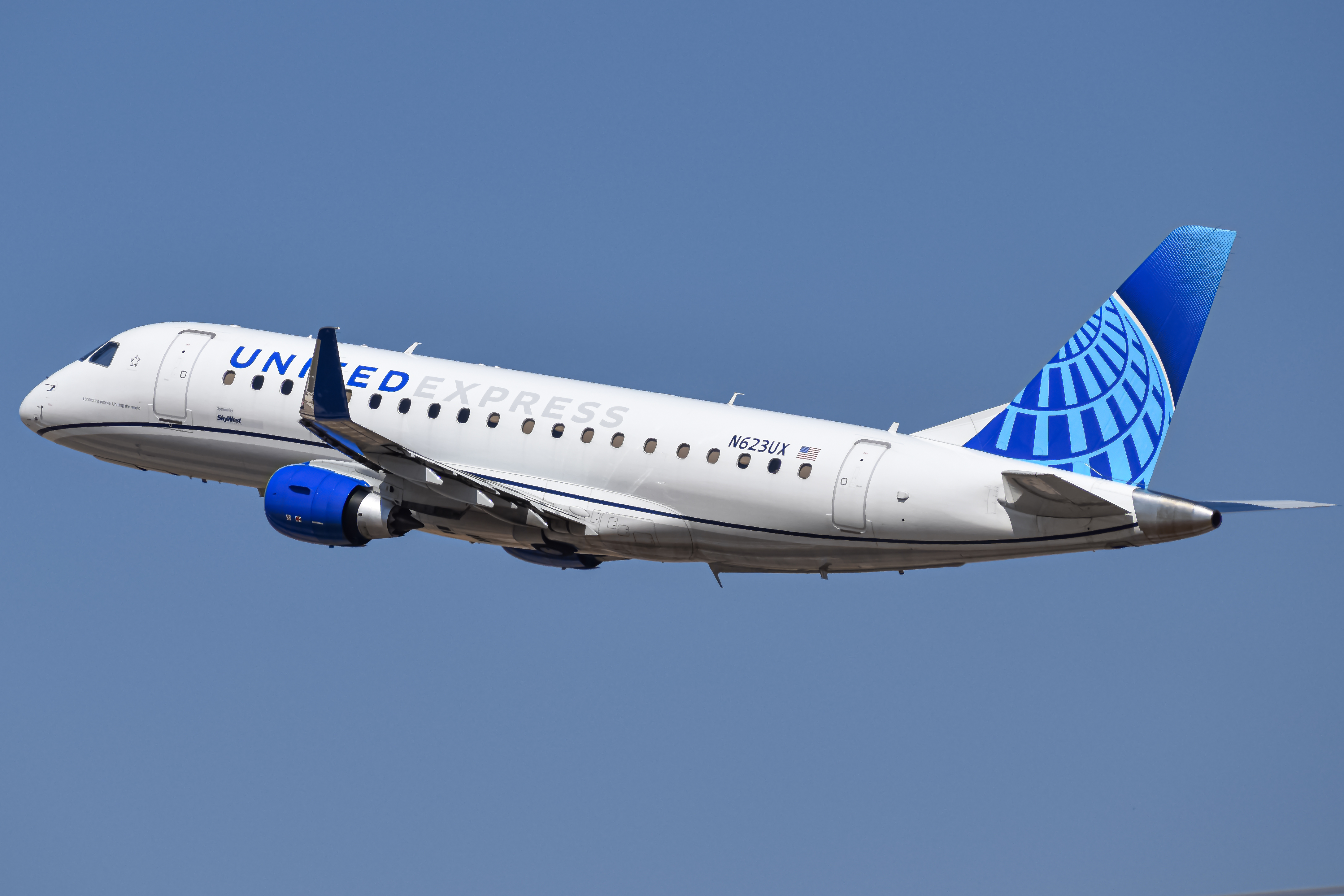 Full size: United Express Embraer E175 N623UX at Denver International Airport