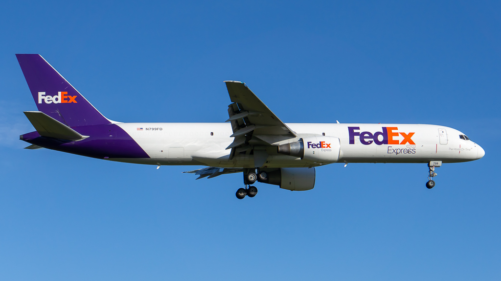 Full size: FedEx Boeing 757-200 N799FD at Theodore Francis Green State Airport